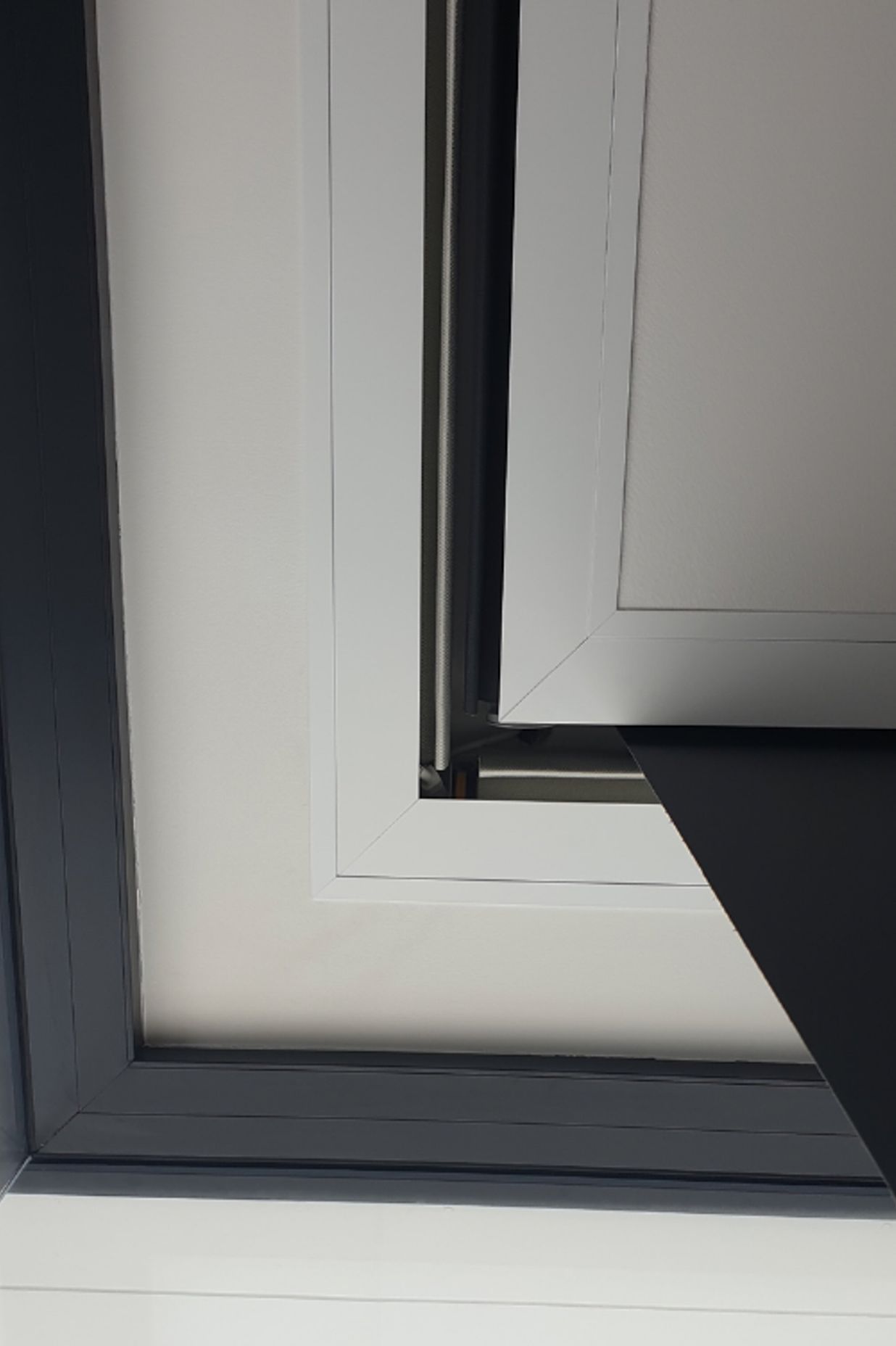 Mitred-corner face plates allow for two FlushBoxes to sit perpendicular to each other for corner glazing applications.