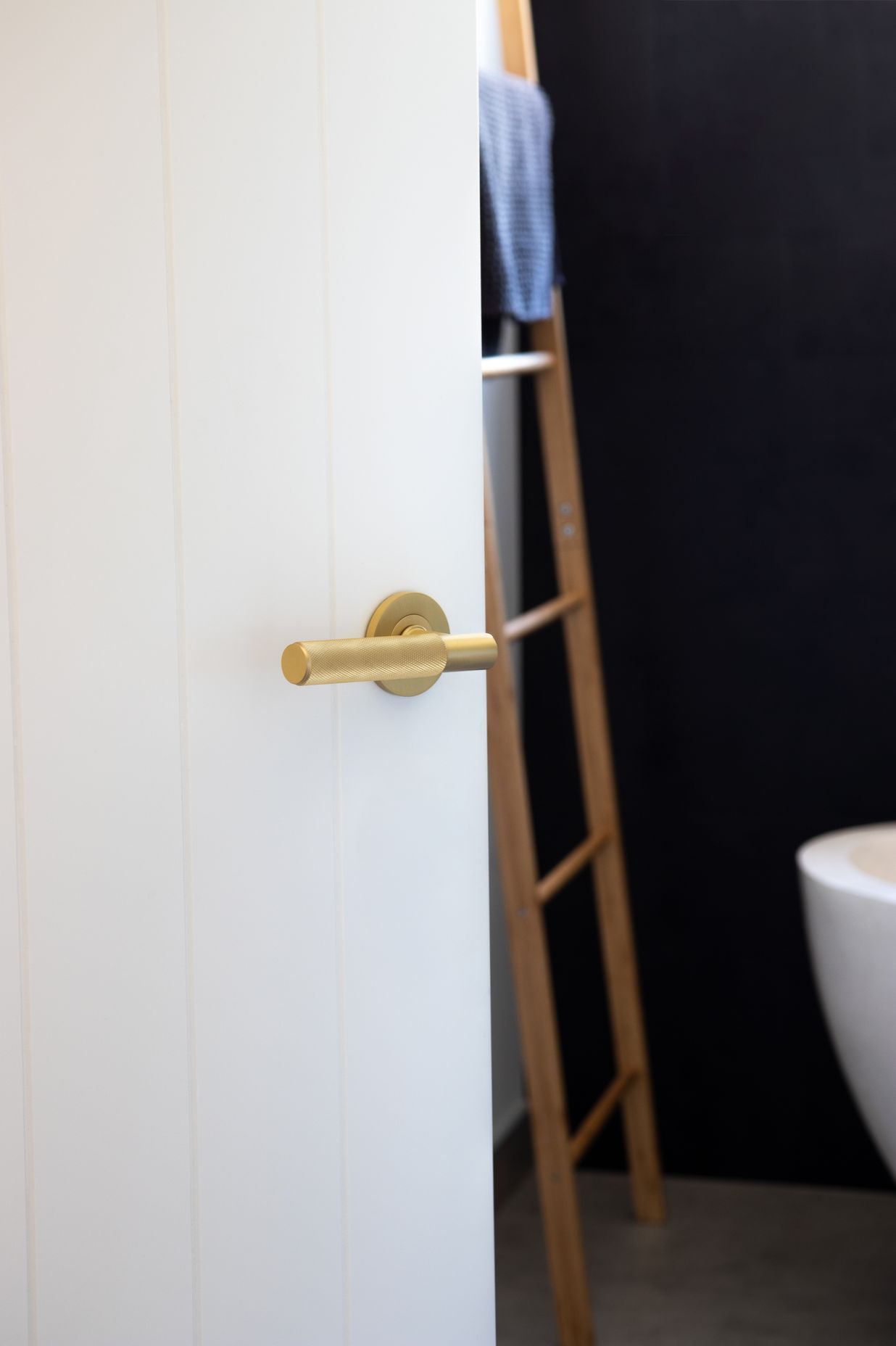 The Verge handle exemplifies the industrial/residential juxtaposition that lies at the heart of the NIDO Collection. Seen here in matt satin brass with matching rose.