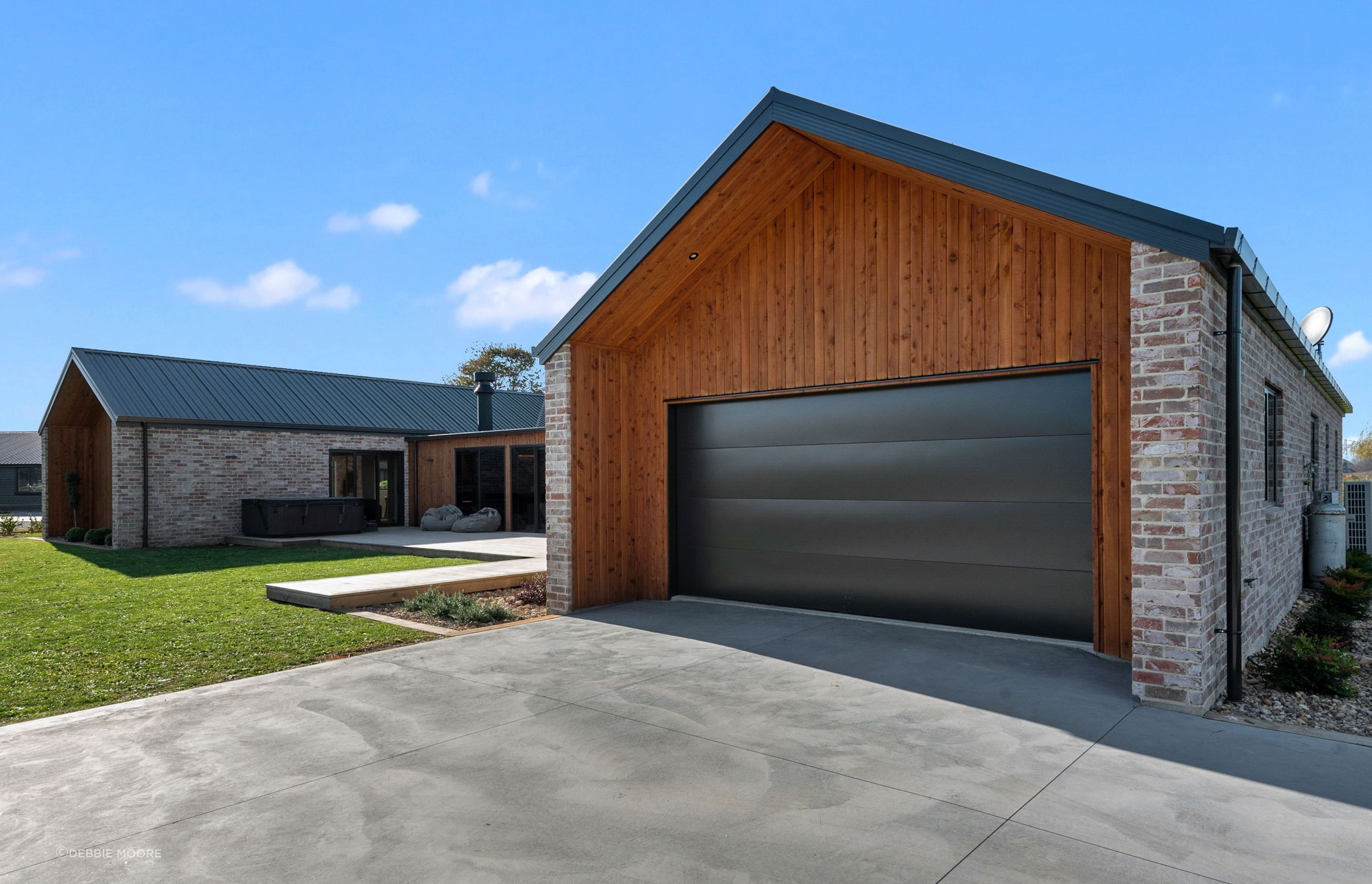 The site in Pirongia is just under an acre in a new development. “There were a couple of homes that were starting to build at the same time,” says architectural designer Rob Camden of Maunga Designs, “and we didn't know what they were going to look like.”
