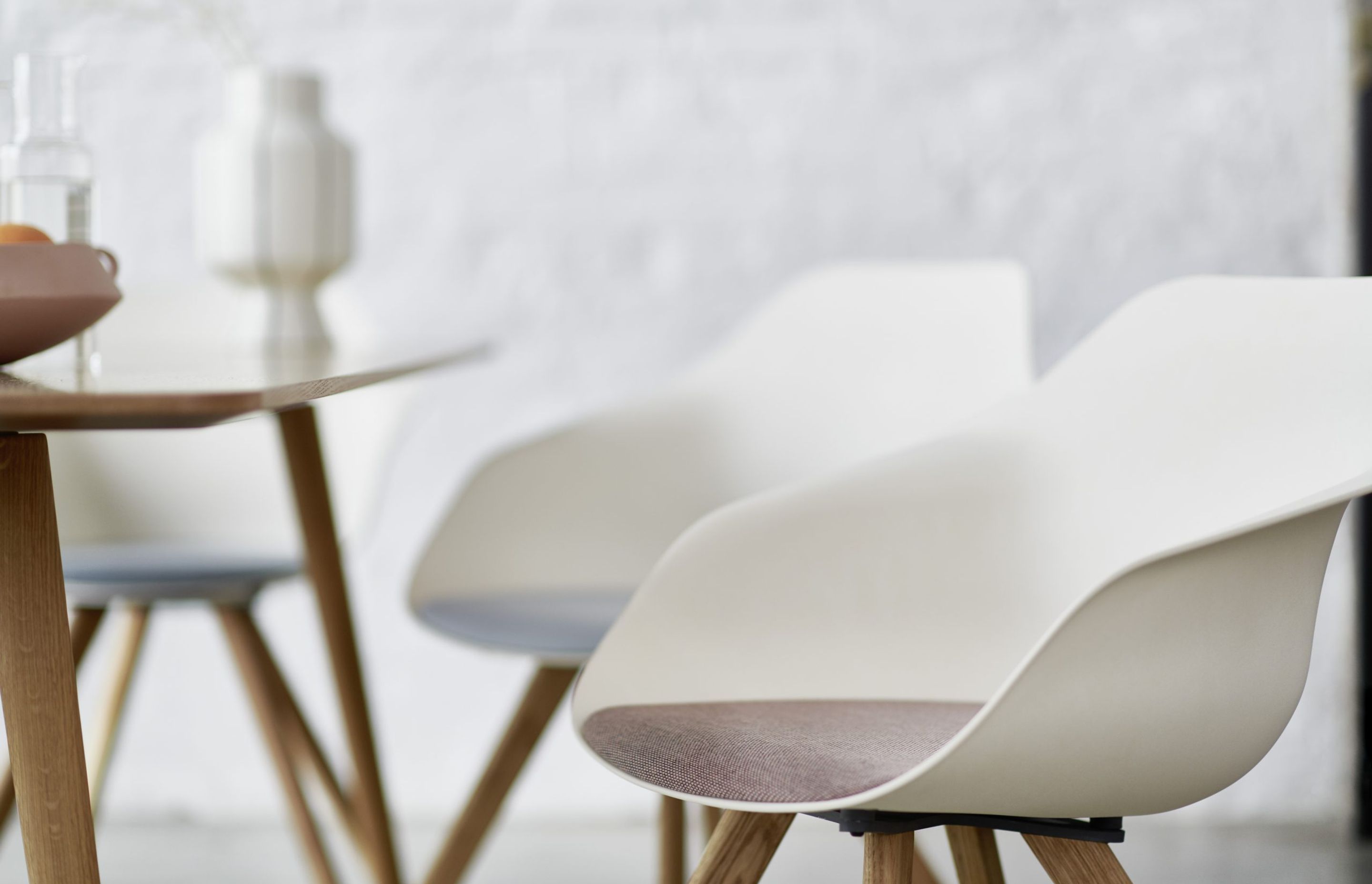 Launched in 2021, the new Yonda (by neunzig°design) is an attractive shell-structure chair range where state-of-the-art design and exceptional comfort are based on a construction and materials that are ideal for a circular economy. All of which whets our appetite for a sustainable future.