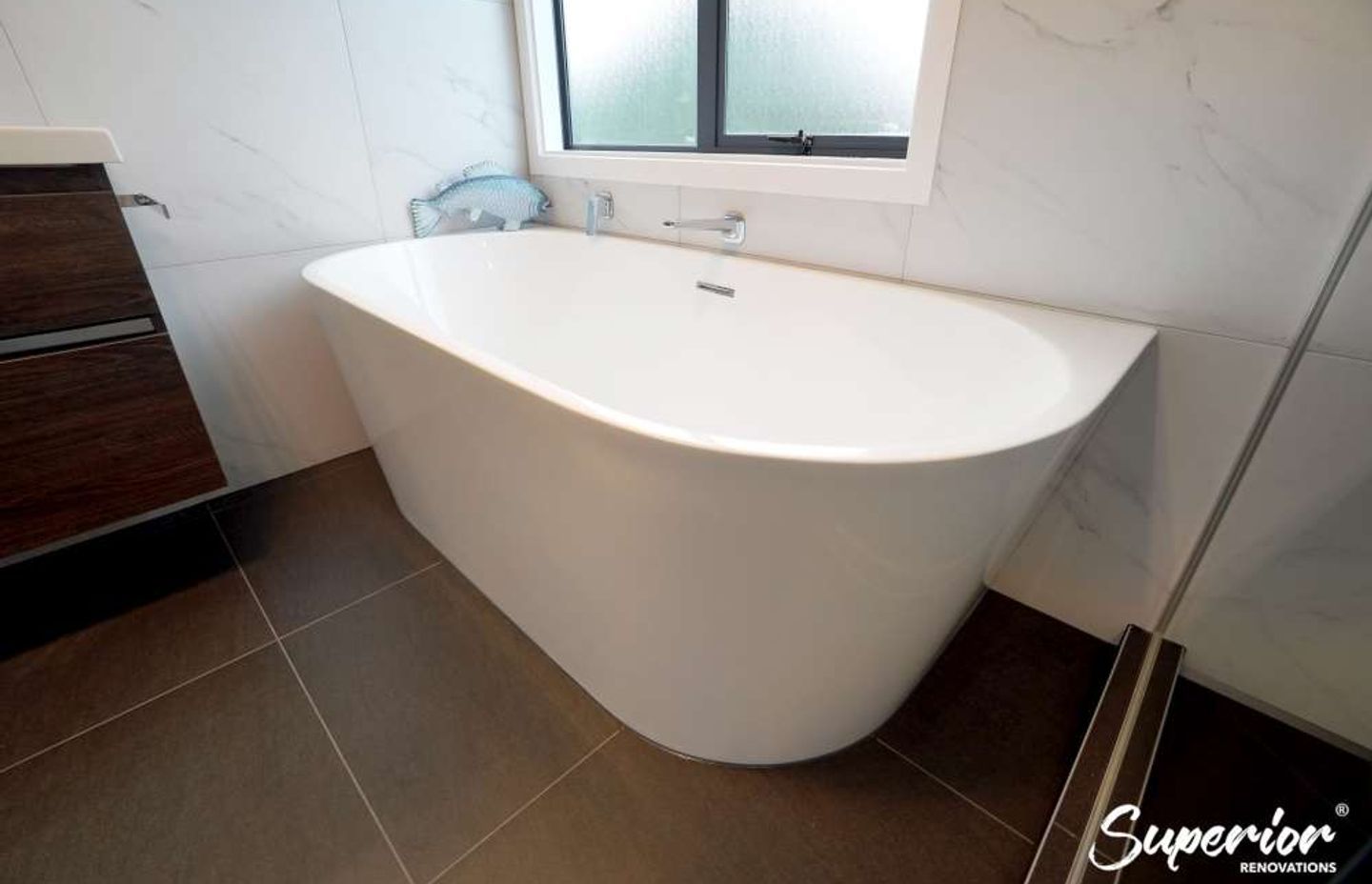 Oval shaped free stand standing bath in Albany