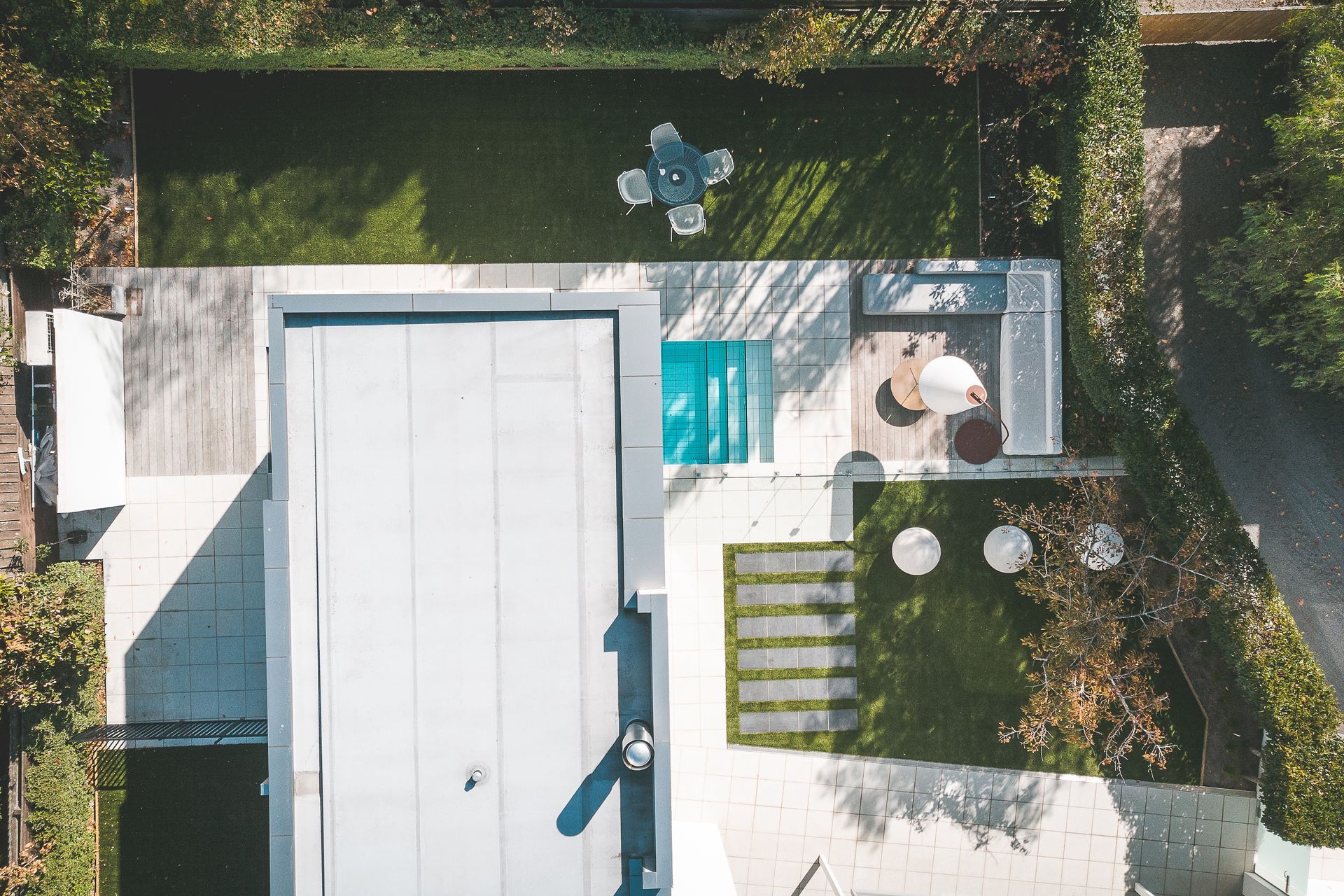 This home in Merivale is bounded on all sides by high walls and mature trees, making for a pleasant outlook but making it nigh on impossible to maintain a healthy natural lawn. The solution was Oasis 35 from the Smart Grass Earth Series range.