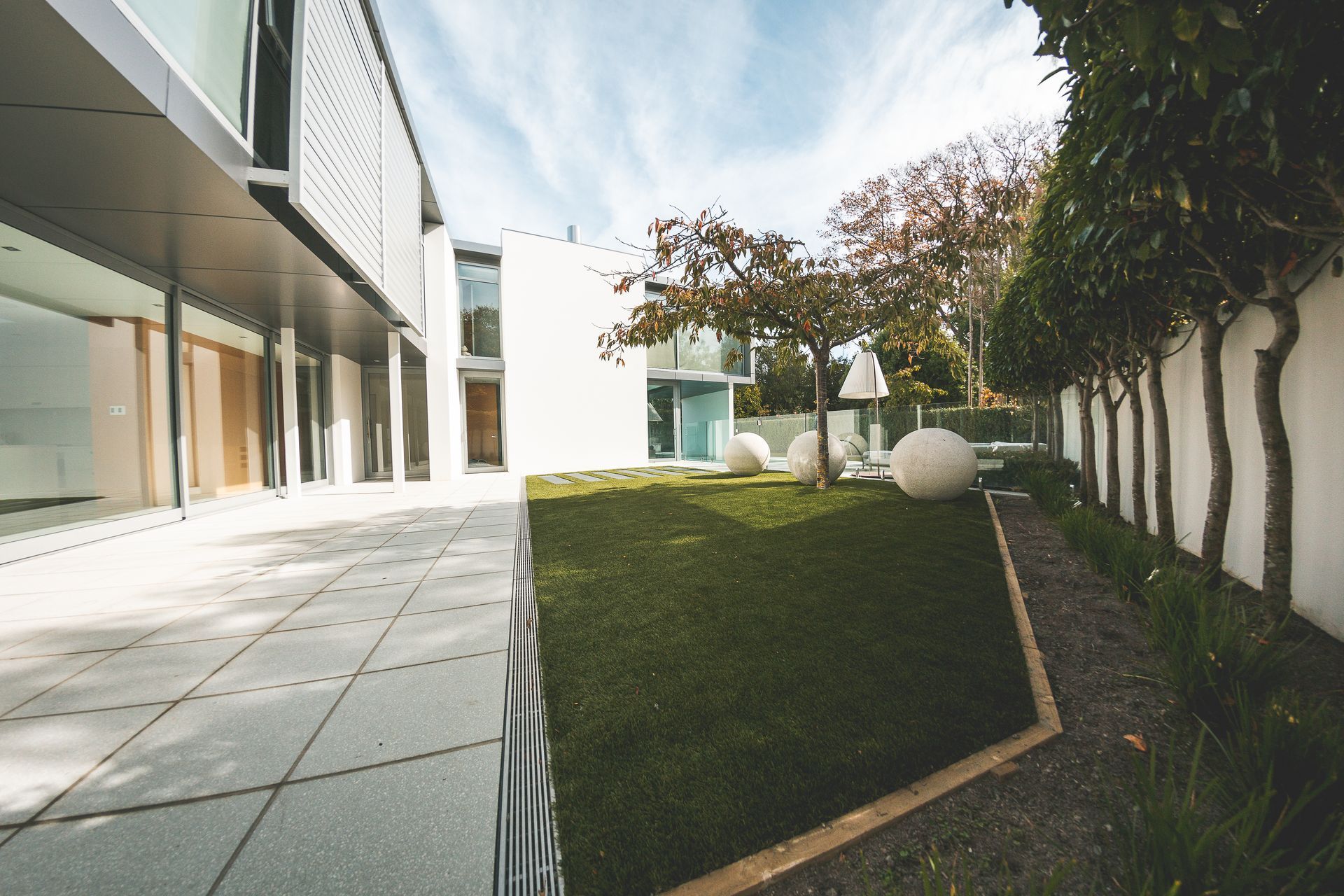 SmartGrass installed 130sqm of Oasis 35 in three different areas of the garden to create a series of dog-friendly, low-maintenance lawn areas.