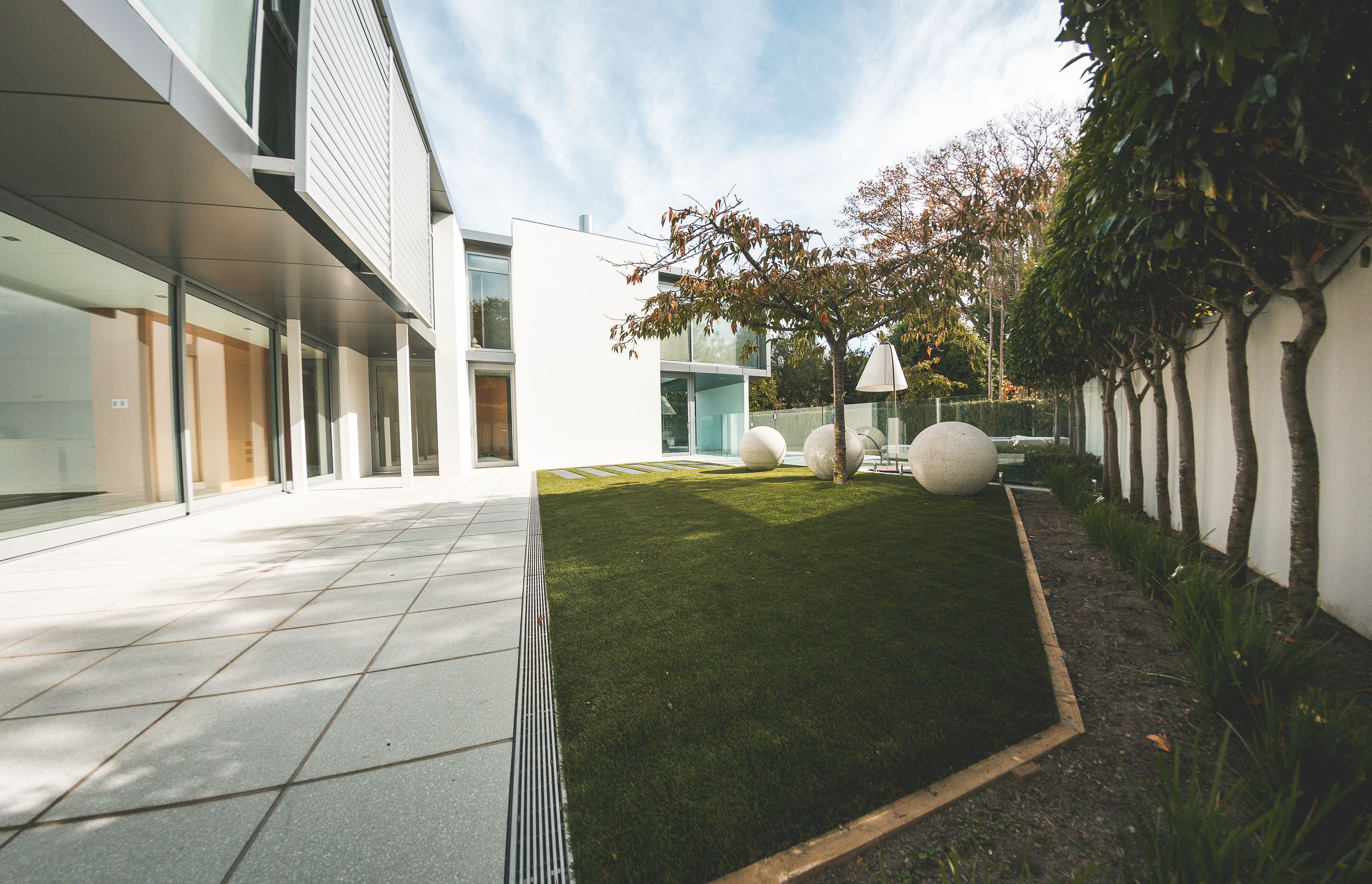 SmartGrass installed 130sqm of Oasis 35 in three different areas of the garden to create a series of dog-friendly, low-maintenance lawn areas.