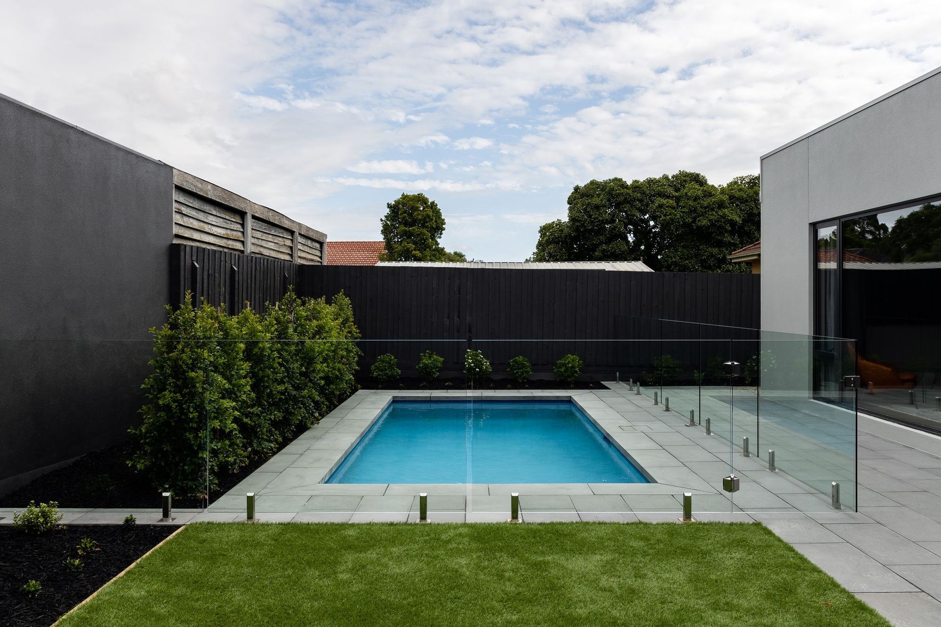 The garden of this property is nice and tidy, and provides a clean space for the outdoor pool to be housed. Photography: Timothy Kaye