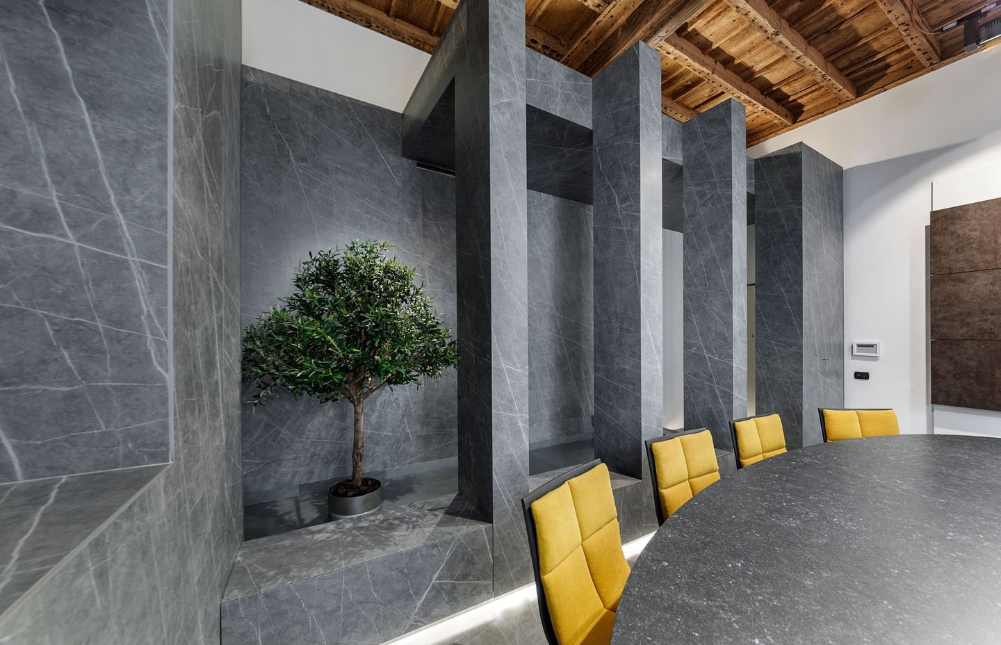 Motivating office workspaces