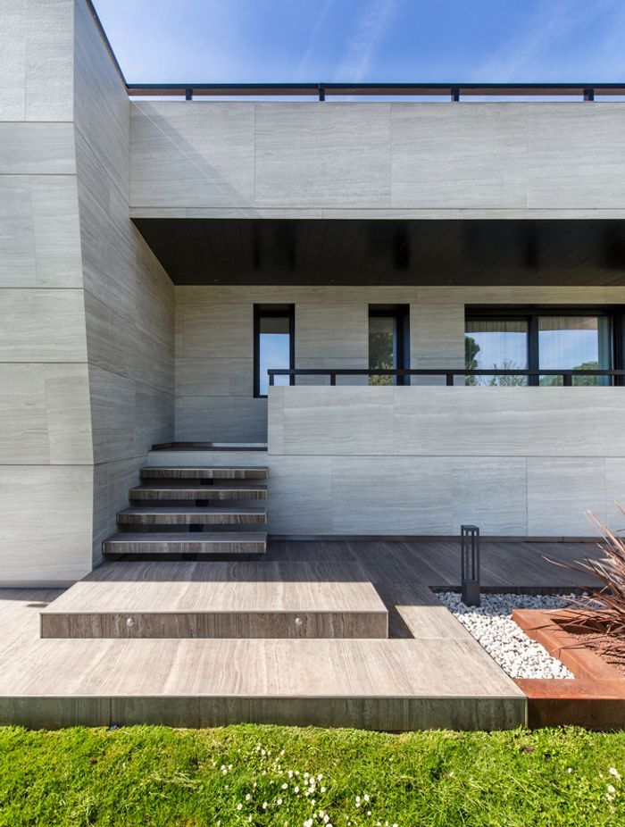Neolith Strata Argentum façade. A single-family home in Madrid.