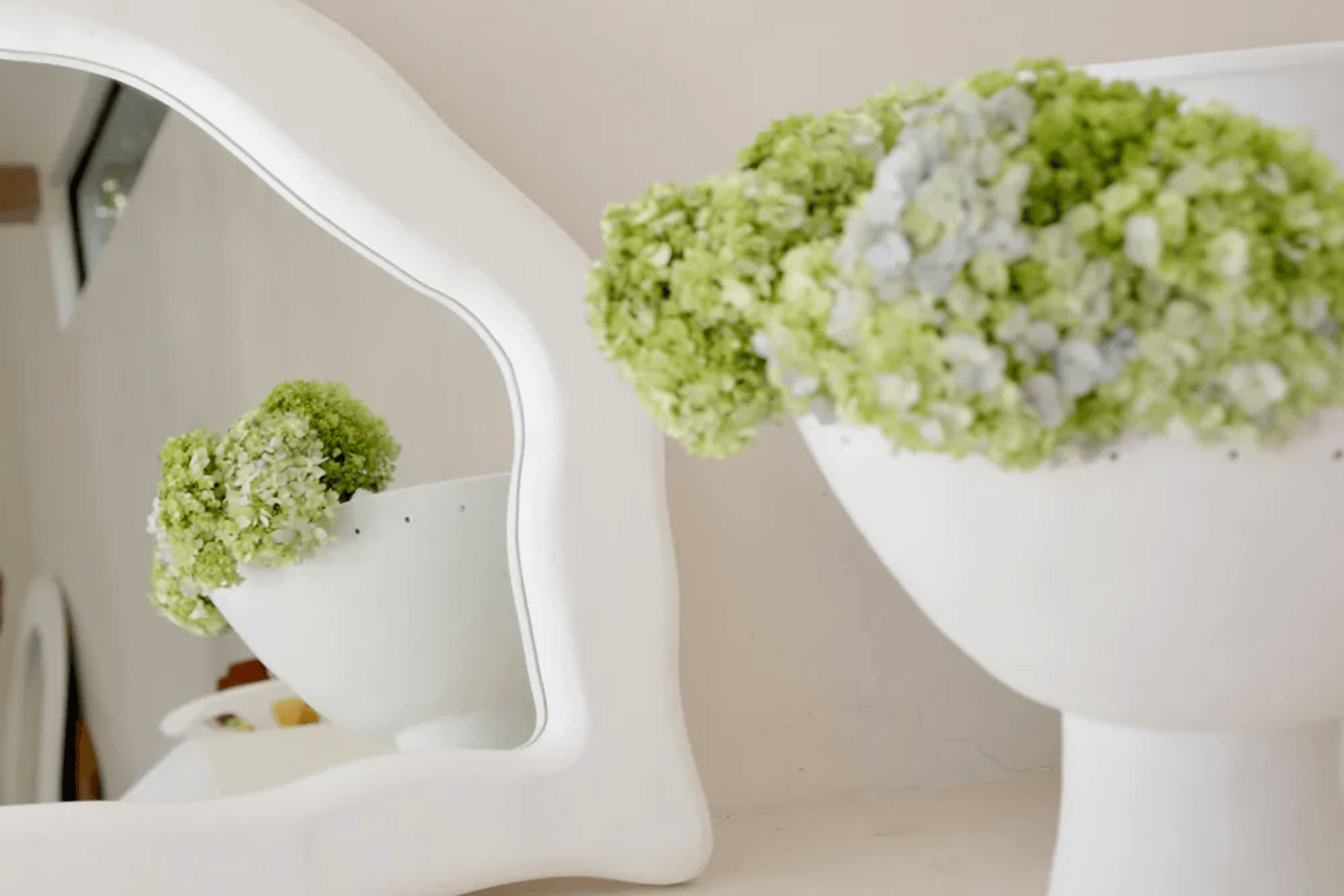 Nature is a complement to itself when used with the right mirror, seen here with the organically shaped Ocean Mirror