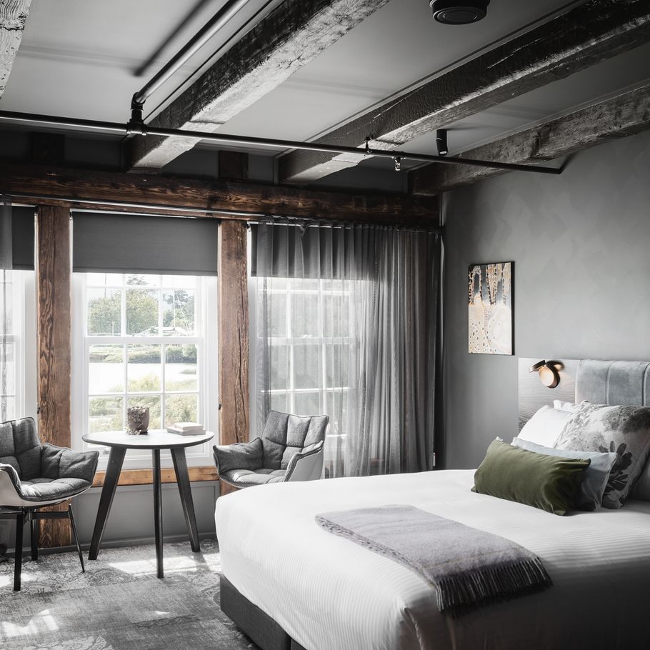 Explore the look: Stillwater Seven
