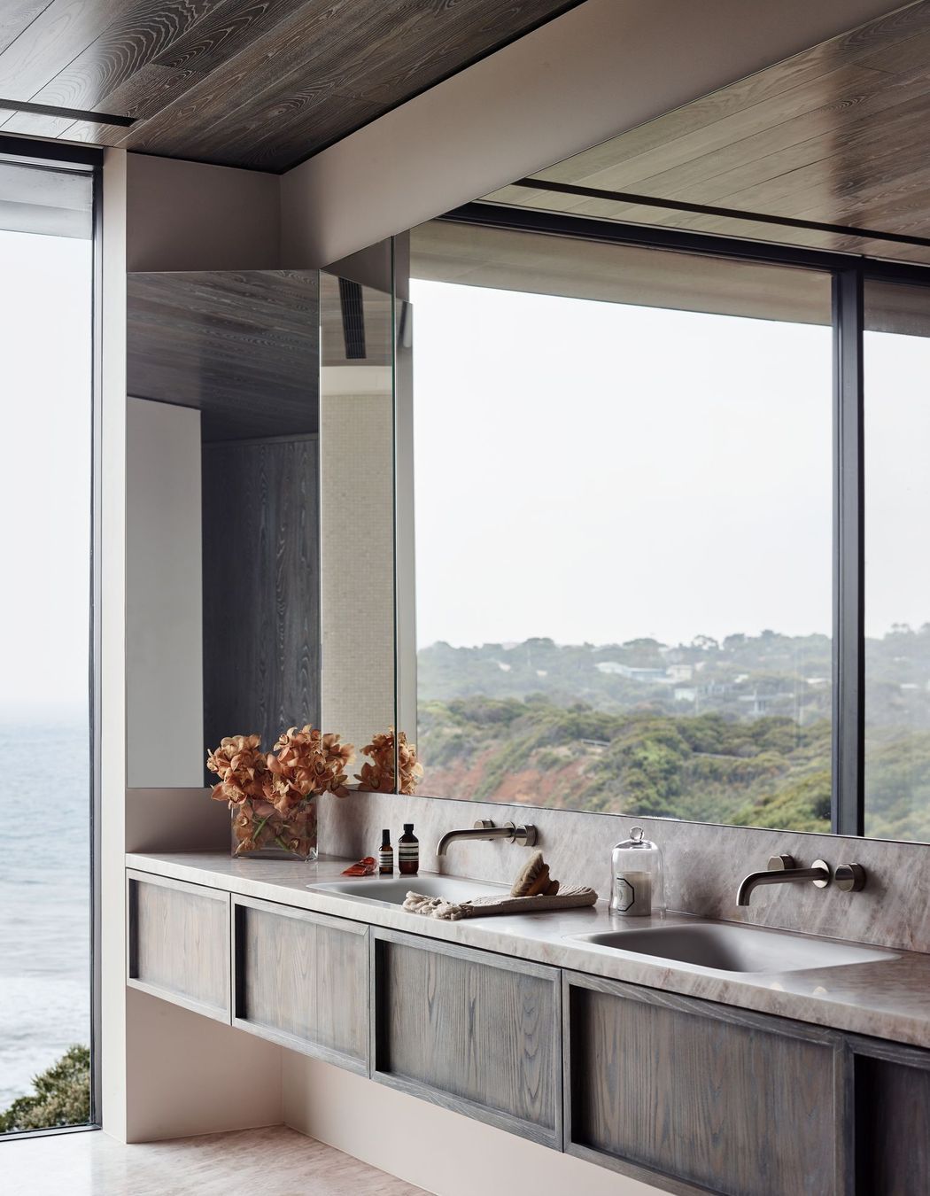 Great Ocean Road Residence. Photography by Mark Roper, design by Rob Mills Architecture &amp; Interiors