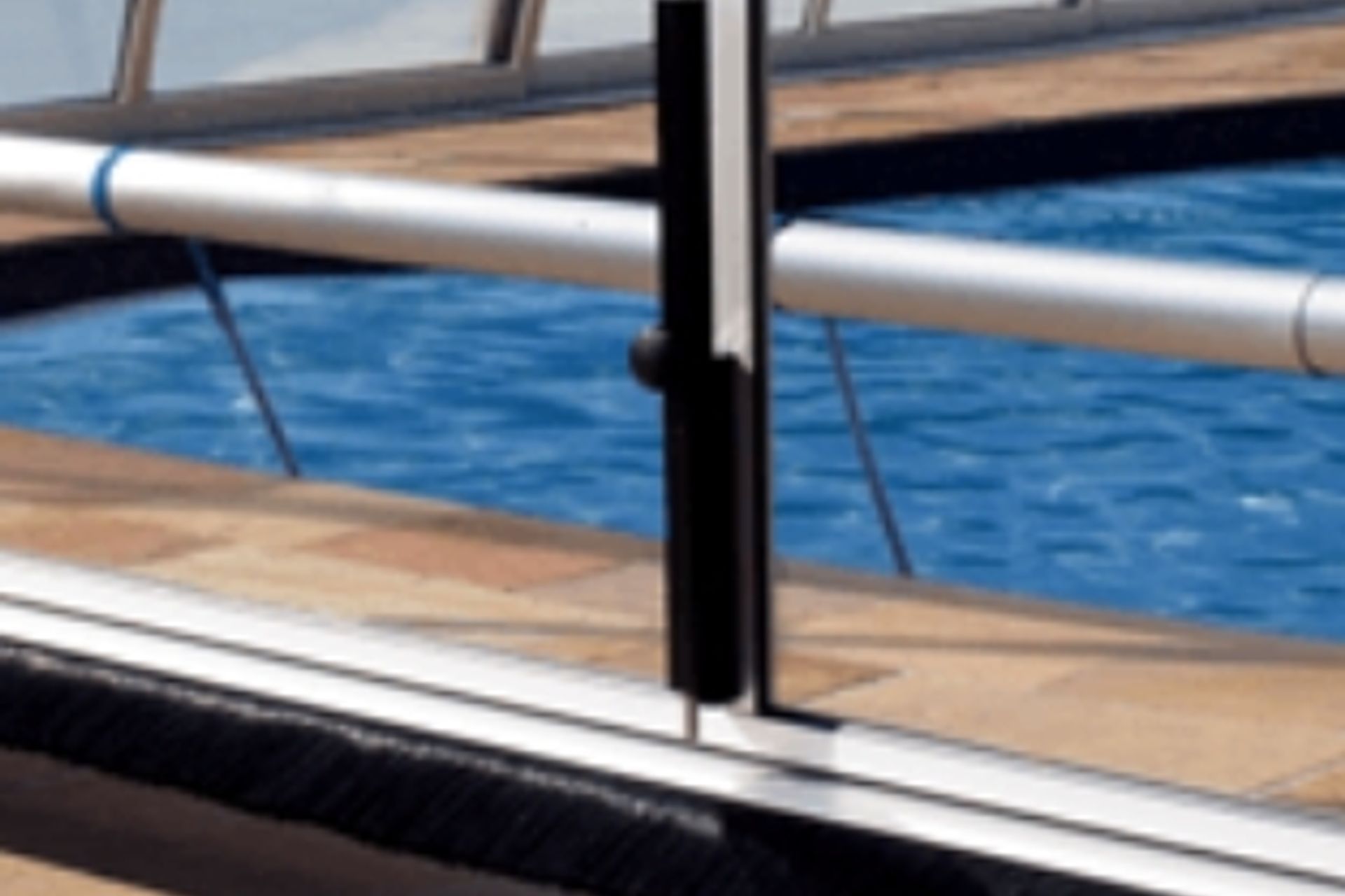 Face pin to secure against wind // Ensures safety and peace of mind in all conditions.