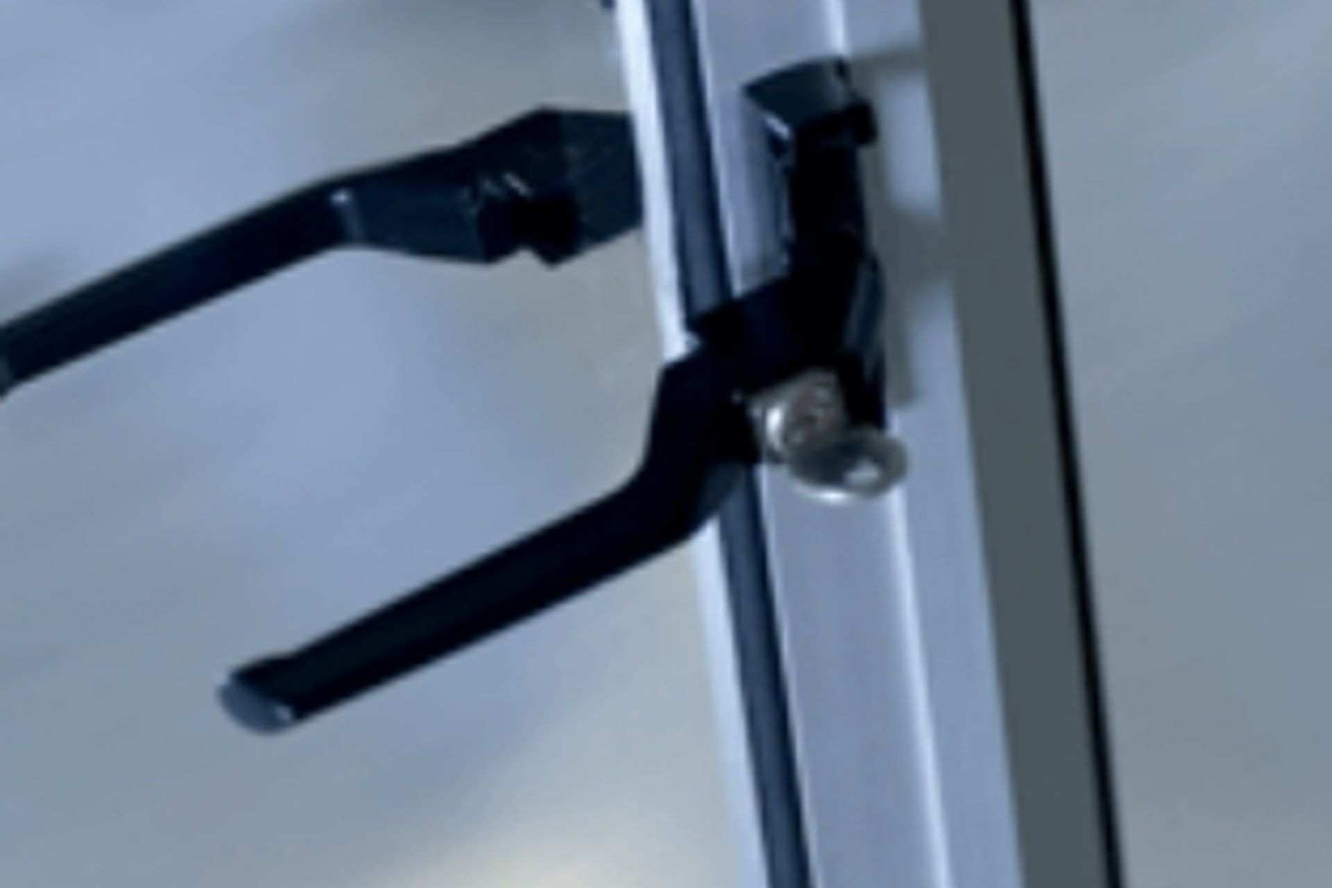 Lockable Lever handle // Hinged door application.