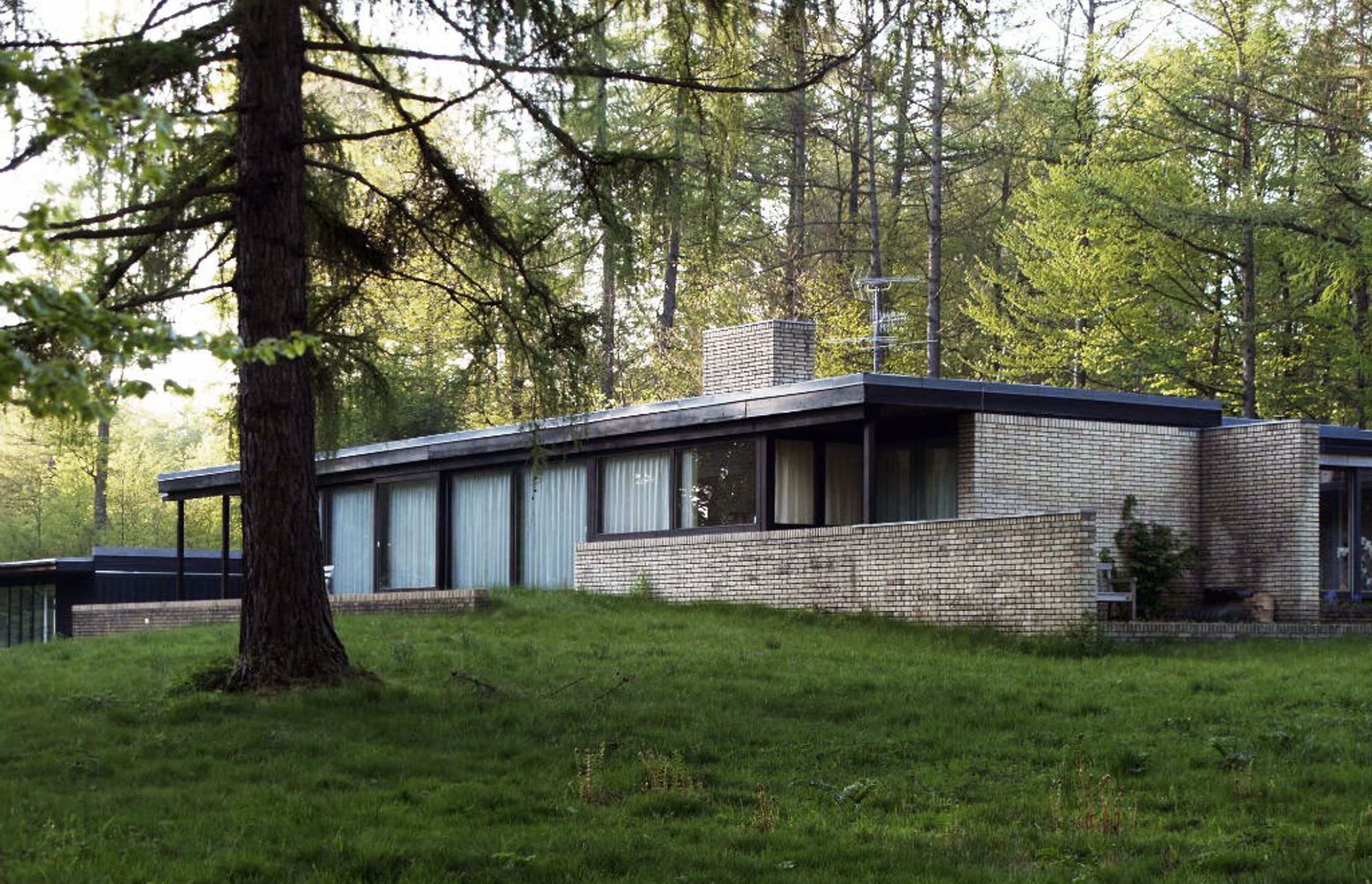 Utzon’s House in Hellebaek, Jorn Utzon | Source: https://archeyes.com/utzons-house-in-hellebaek-denmark-jorn-utzon/