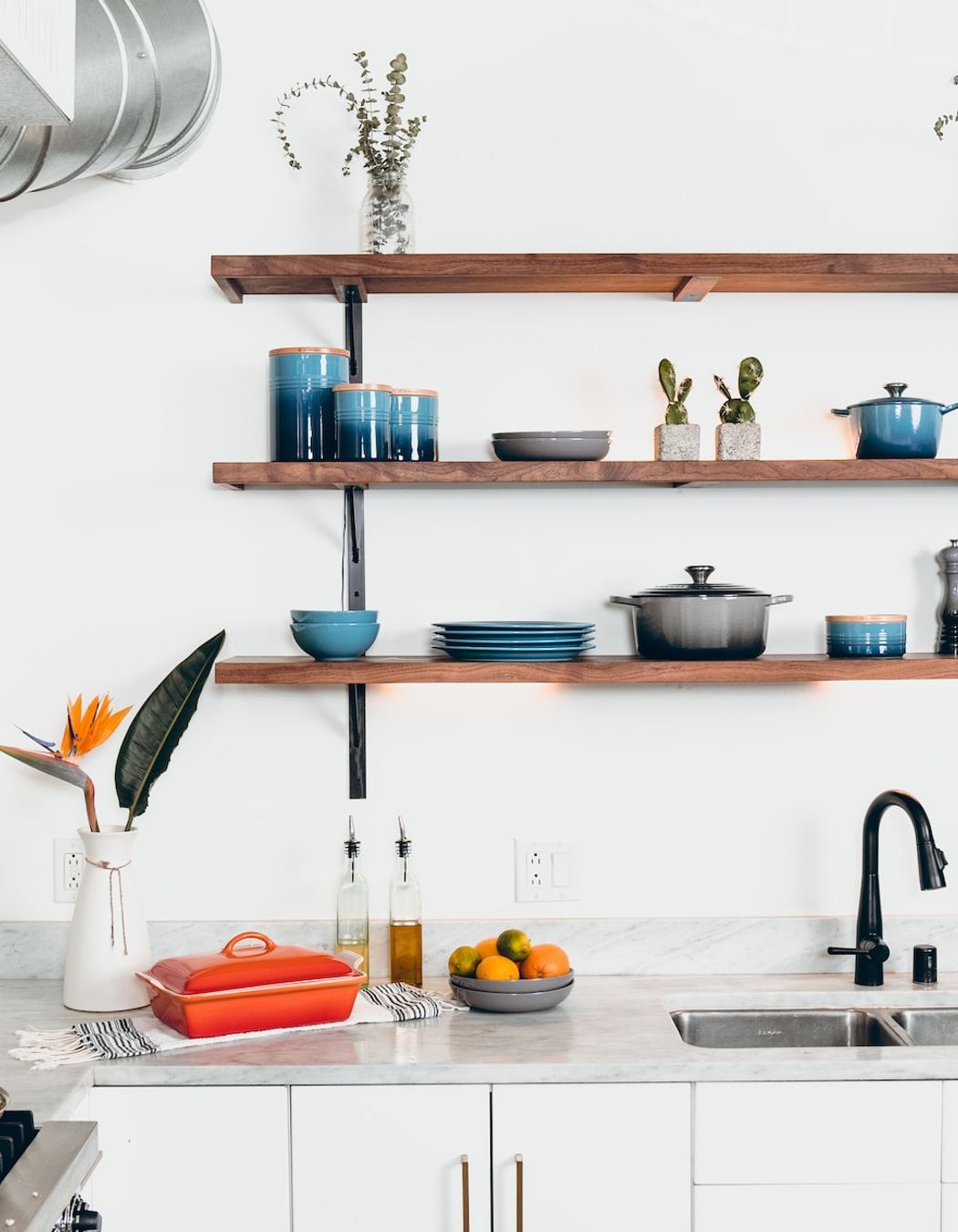 Crockery on display | Photo Credit – Unsplash