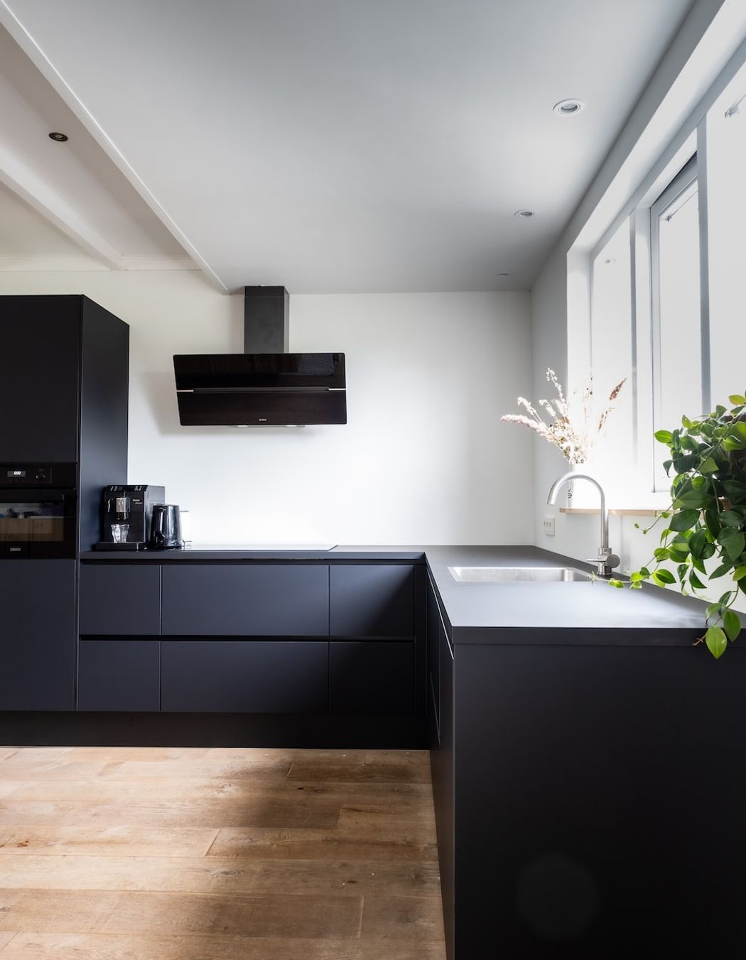 Contrasting colour in kitchen layout | Photo Credit – Unsplash