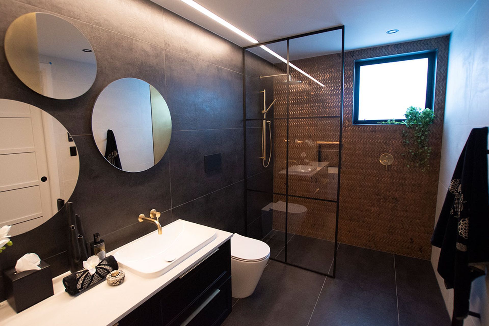 Haynes Glass specialises in glass products from mirrors and shower doors to balustrades and pool fences.