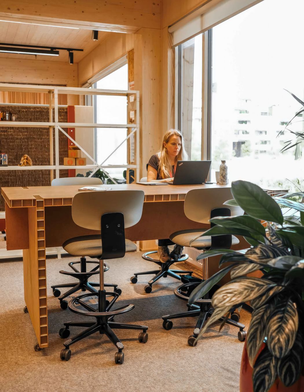 HÅG Tion chairs comprise plastic seat and back shells made of 94% post-consumer plastic, with the use of 97-98% recycled aluminium in main components. Available with an EPD, measuring complete carbon footprint and other environmental impact data