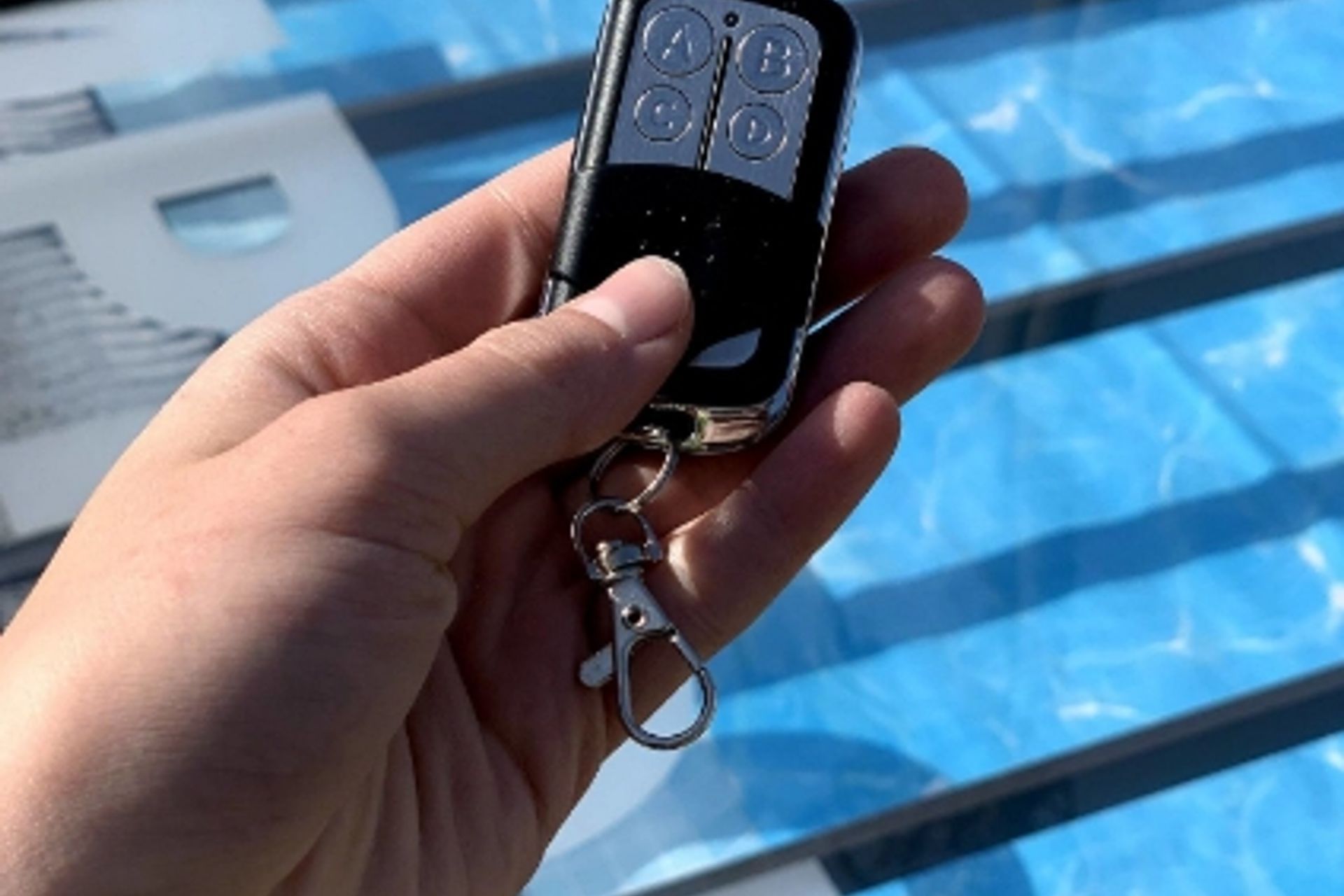 Remote operation // Enjoy an outdoor pool at the touch of a button, at your leisure