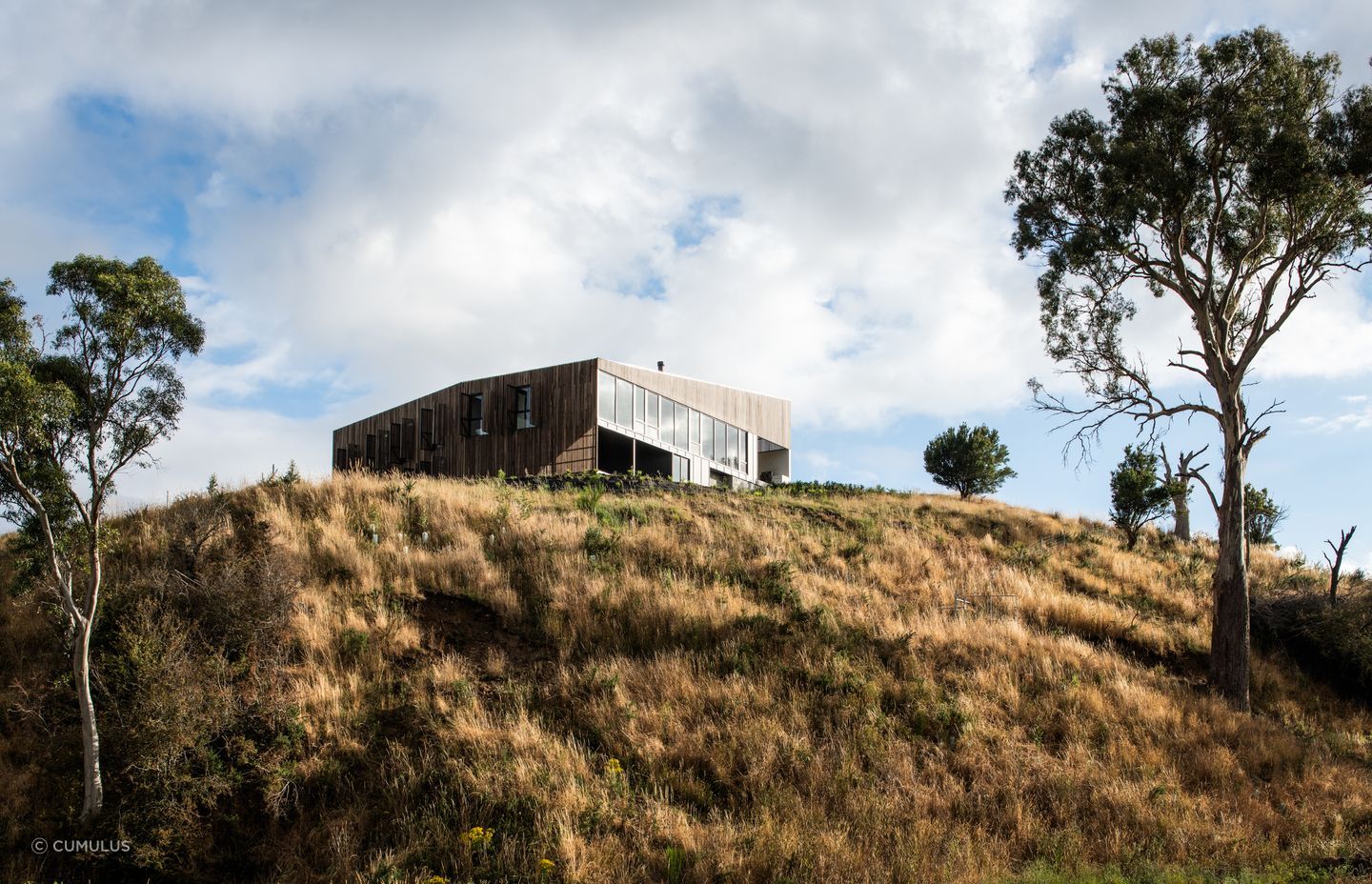 A stunning house on a hill. Photography: Anjie Blair