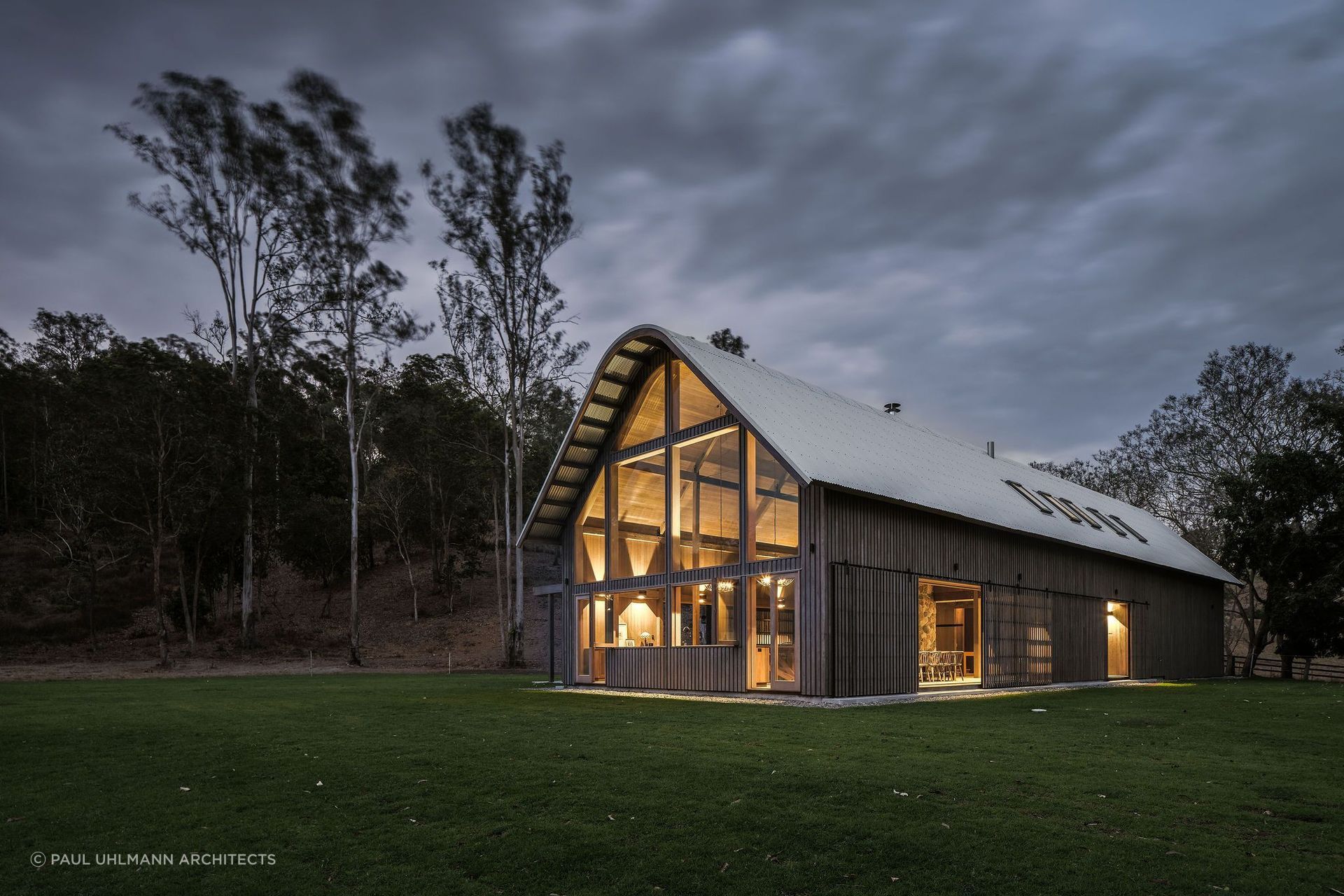 Large windows let tonnes of natural light into this beautiful barnhouse. Featured Project: The Barn by Paul Uhlmann Architects