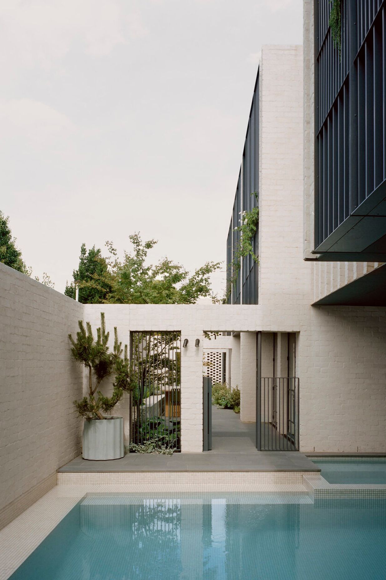 8 Yard House by Peachy Green | Photography by Rory Gardiner