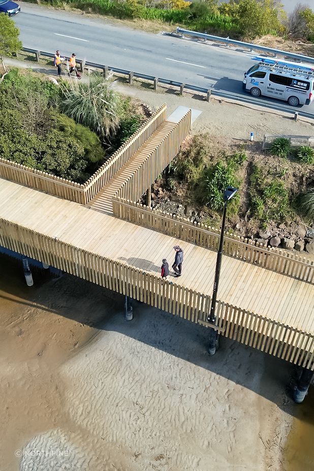 The impressive new boardwalk parallel to the bridge at Molesworth Drive across the estuary is the second of five phases in KDC’s plan to connect Mangawhai Village with Mangawhai Heads. Northpine supplied all the solid beams, posts and battens for the boardwalk.