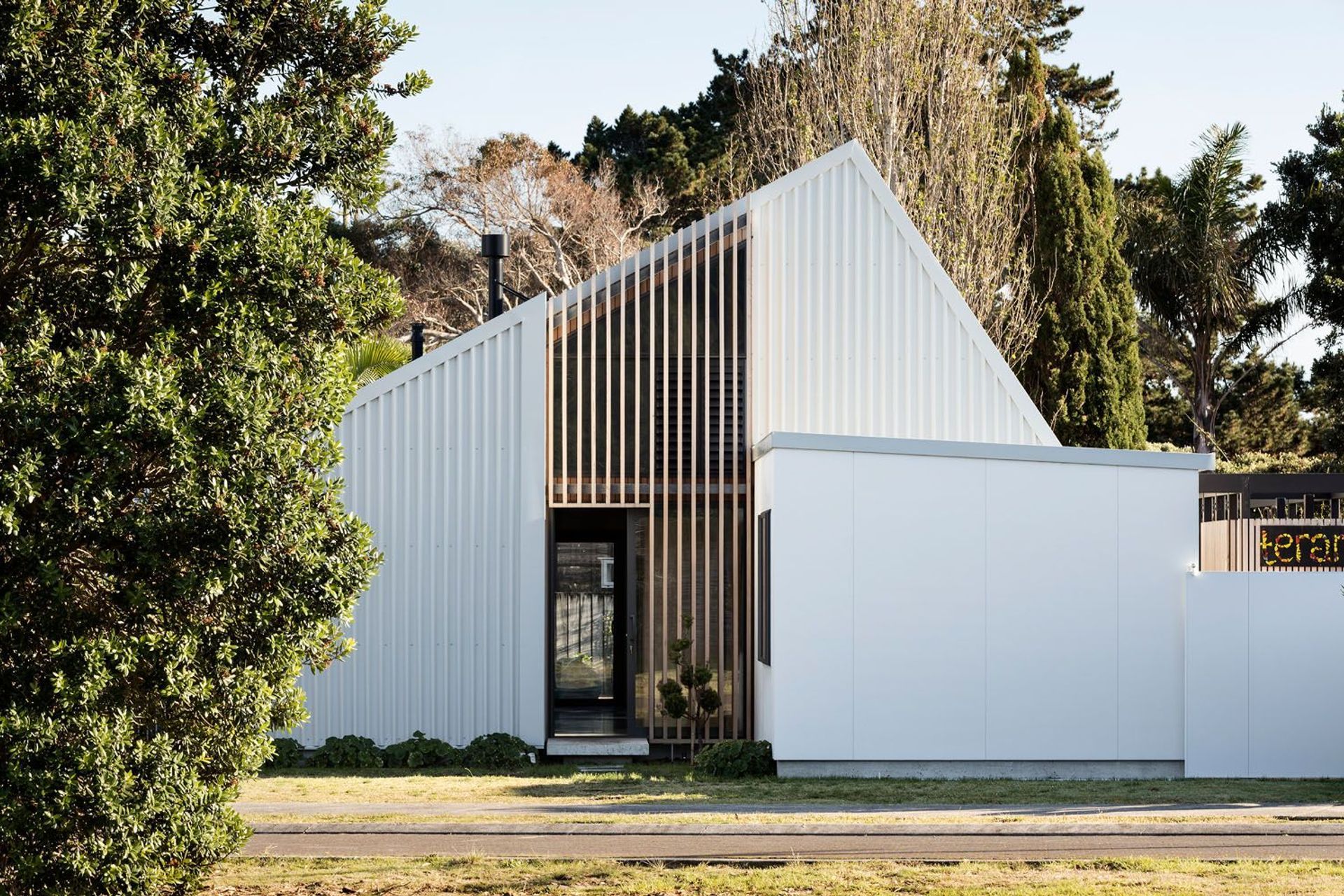 Teranui was a compact bach designed by ata for two families to share in Pauanui.