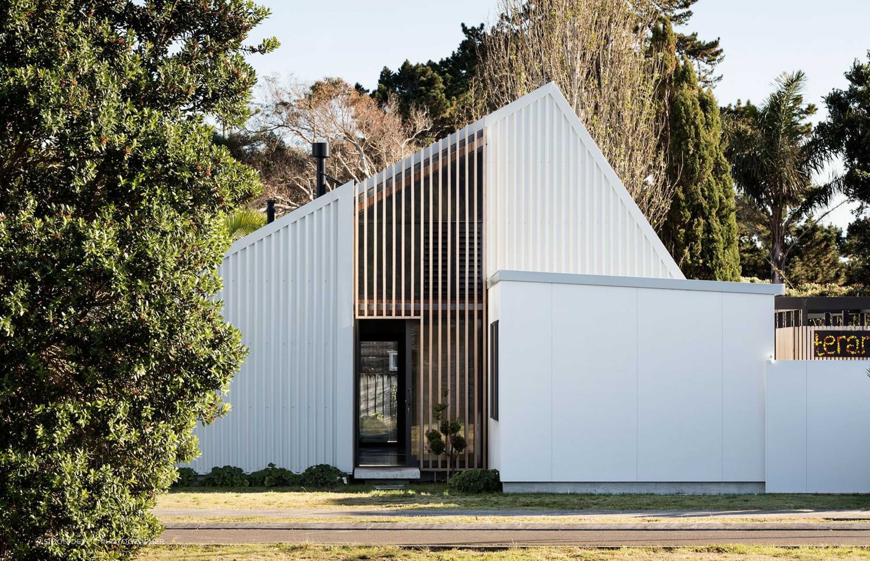 Teranui was a compact bach designed by ata for two families to share in Pauanui.
