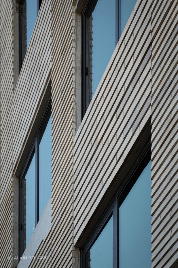 Sitting above the original brickwork, locally-sourced Krause Imperial Emperor Bricks in Ghost Grey have been used to create a textural façade with an almost fabric-like effect. 