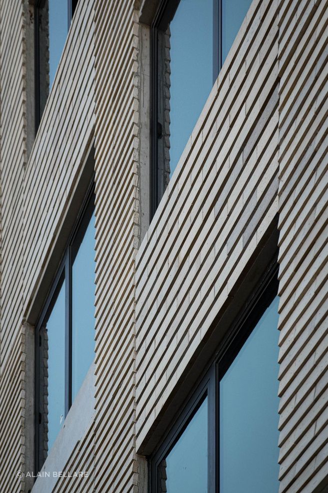 Sitting above the original brickwork, locally-sourced Krause Imperial Emperor Bricks in Ghost Grey have been used to create a textural façade with an almost fabric-like effect. 