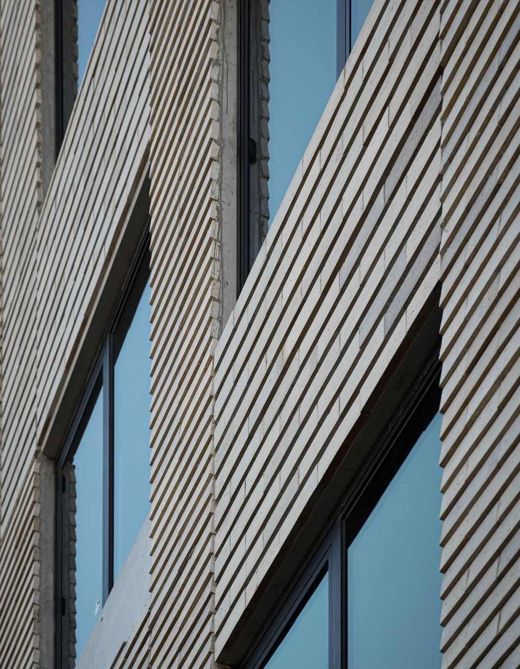 Sitting above the original brickwork, locally-sourced Krause Imperial Emperor Bricks in Ghost Grey have been used to create a textural façade with an almost fabric-like effect. 