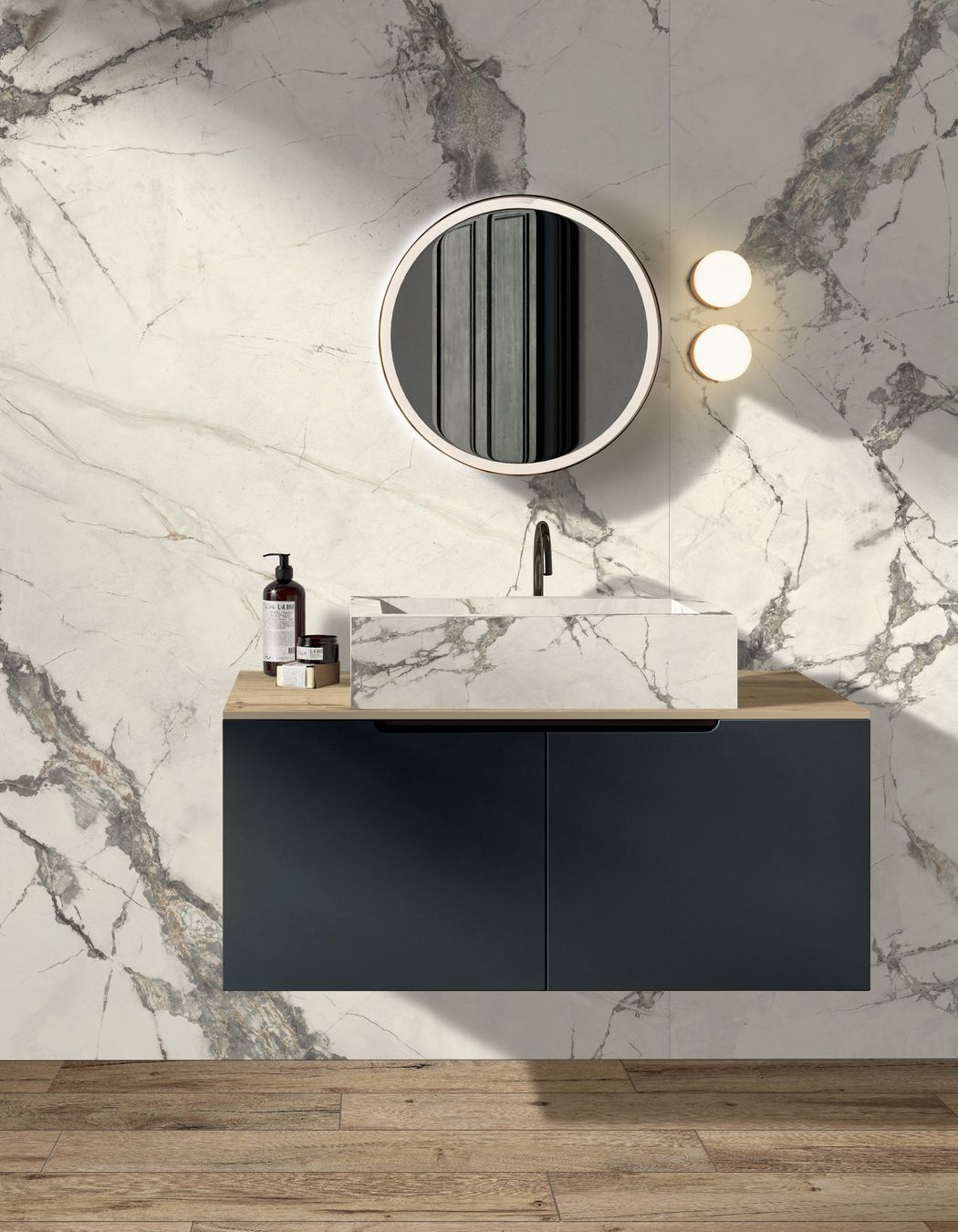 Non-porous and easy to clean, porcelain can be used in the bathroom – from the walls to the basin.
