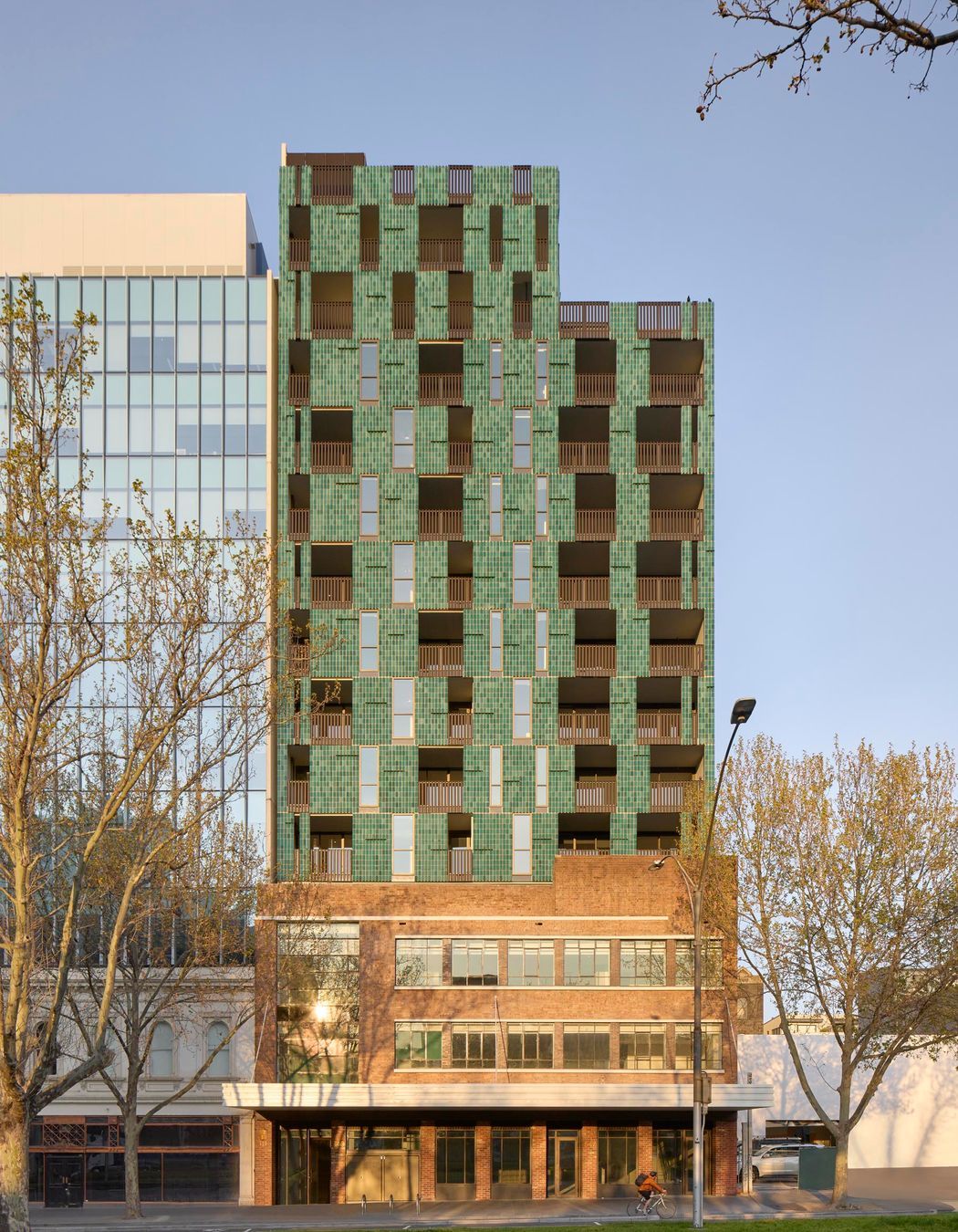  The tiled panels are concertinaed as a nod to the client’s heritage and Chinese ornamental screens. Photography by Tom Roe.