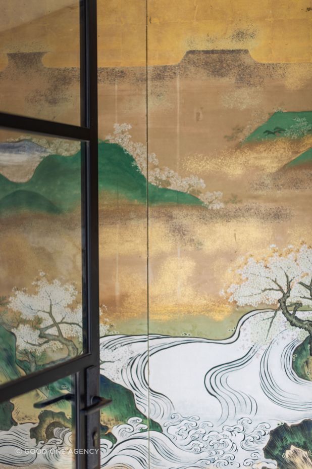 A close-up of the Japanese screen.