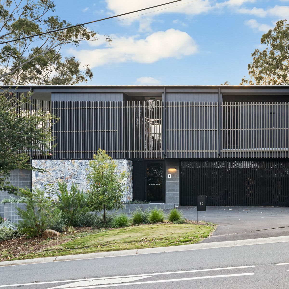 Curved & contemporary: a sculptural home curling along a Gold Coast ridgeline