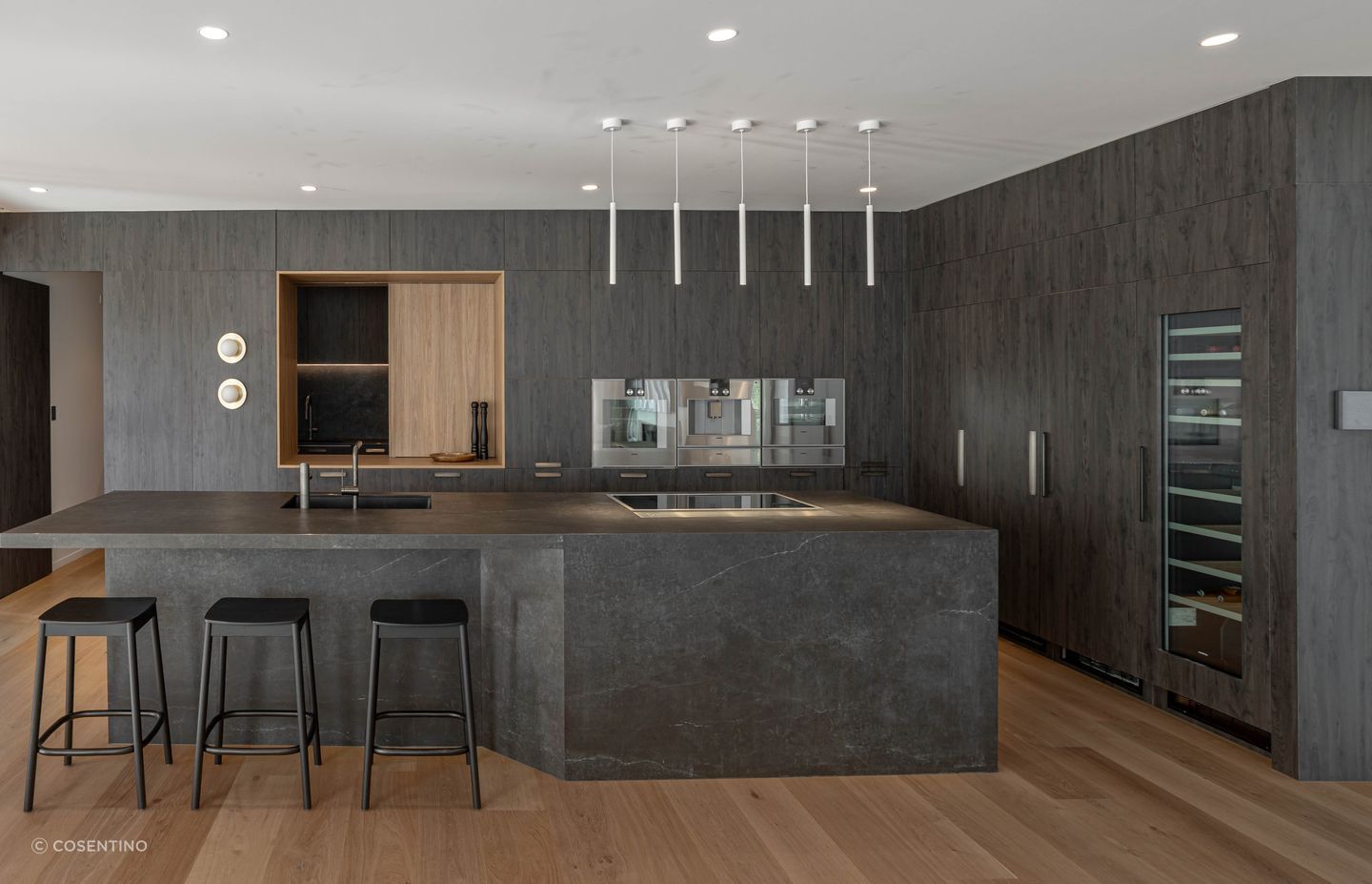 Dekton Laos was used on the kitchen island and the waterfall edges of the back bar, as well as on the worktop and pantry splashback.