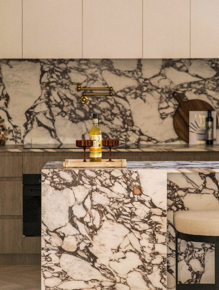 Calacatta Viola is Smartstone’s interpretation of a unique and striking Italian marble. The sintered surface with dramatic grape-purple veins on a white base can be masterfully applied to create a stunning centrepiece, as it has been in this kitchen.