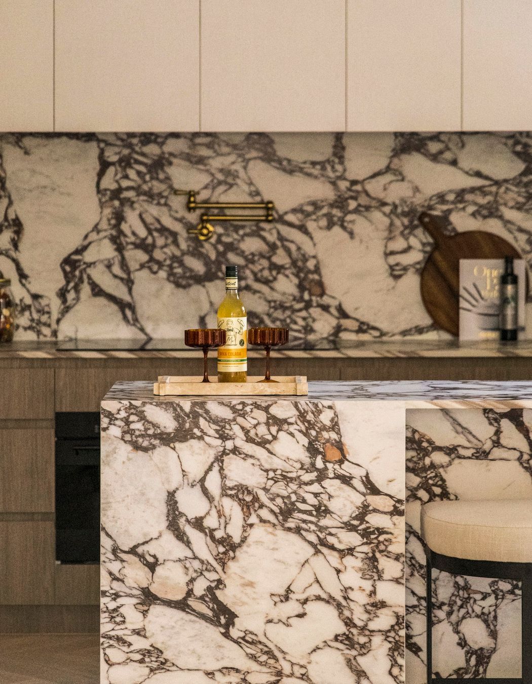 Calacatta Viola is Smartstone’s interpretation of a unique and striking Italian marble. The sintered surface with dramatic grape-purple veins on a white base can be masterfully applied to create a stunning centrepiece, as it has been in this kitchen.