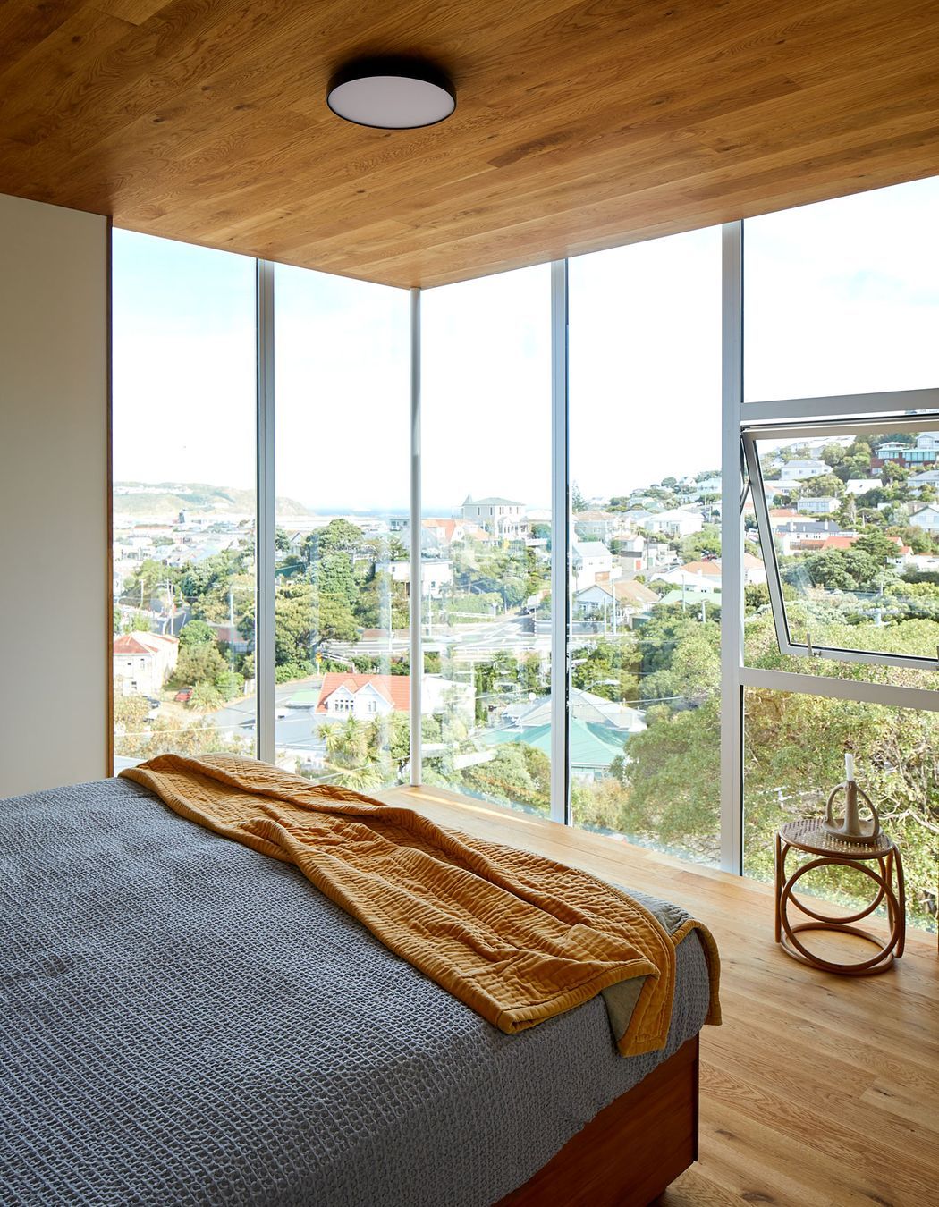The guest bedroom, the only part of the house with vertiginous views. Elsewhere you don’t feel like you’re on an edge, says Sally Ogle of Patchwork Architecture.