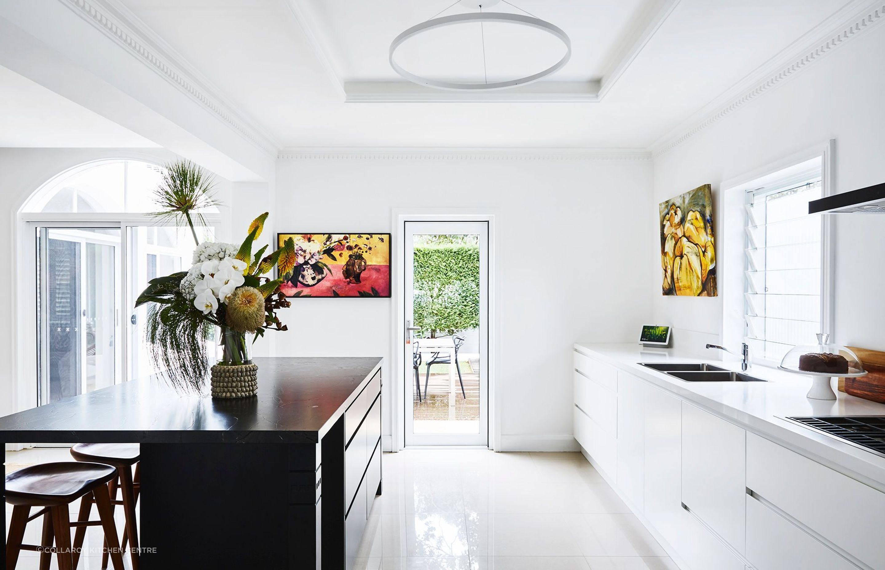 A few works of art can make a big difference in a kitchen - Photography: Amanda Prior Photography