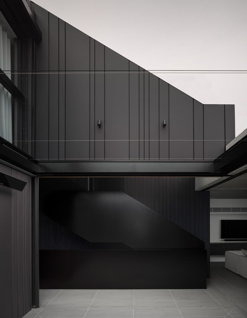 Using the No.1 Architectural Panel Systems’ Expression profile achieved smaller pan widths and variations in the pan widths to craft an organic pattern.