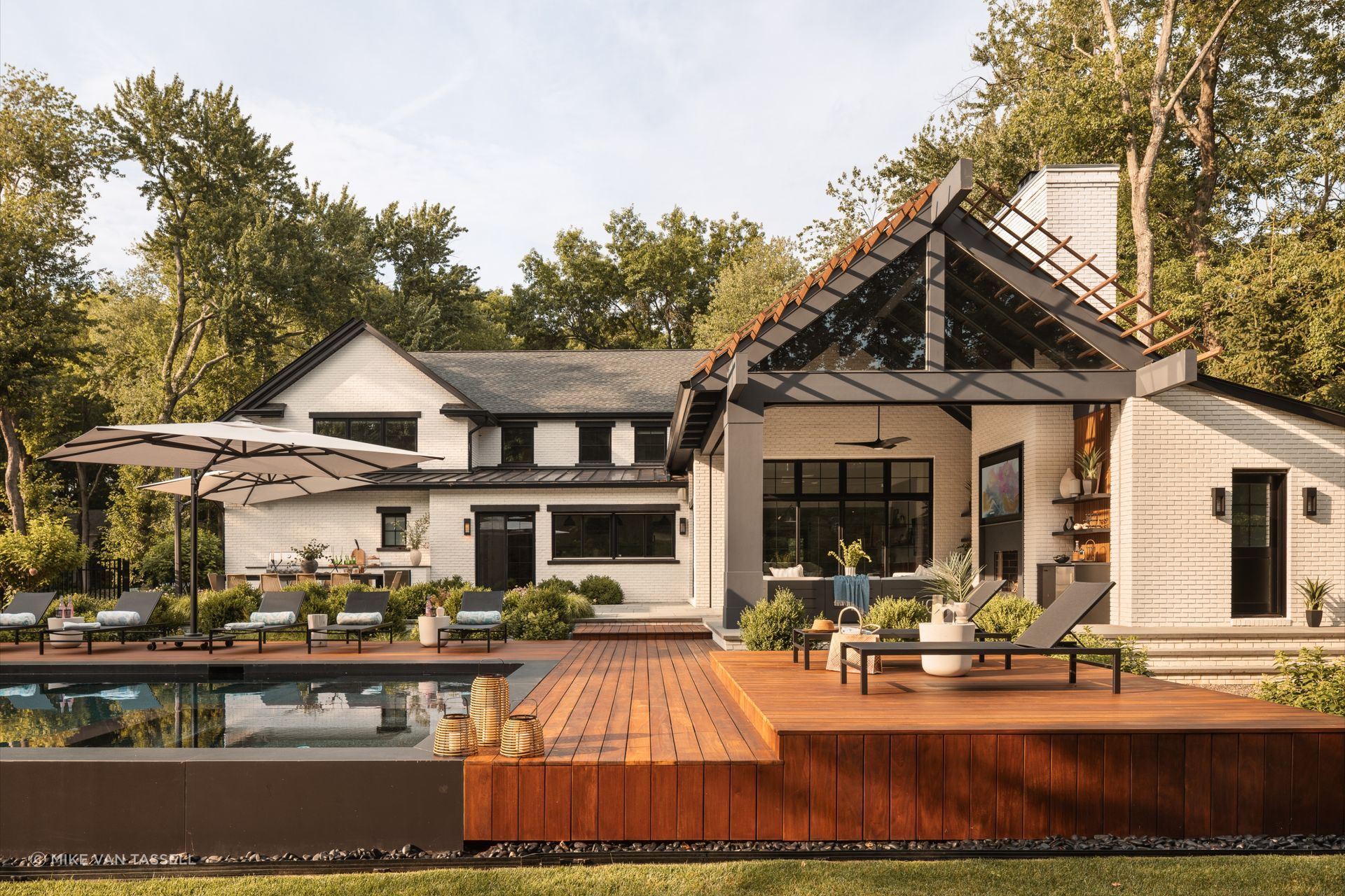 Plan Architecture's outdoor project in Demarest, New Jersey, includes a pool, living room, and dining and lounging space.