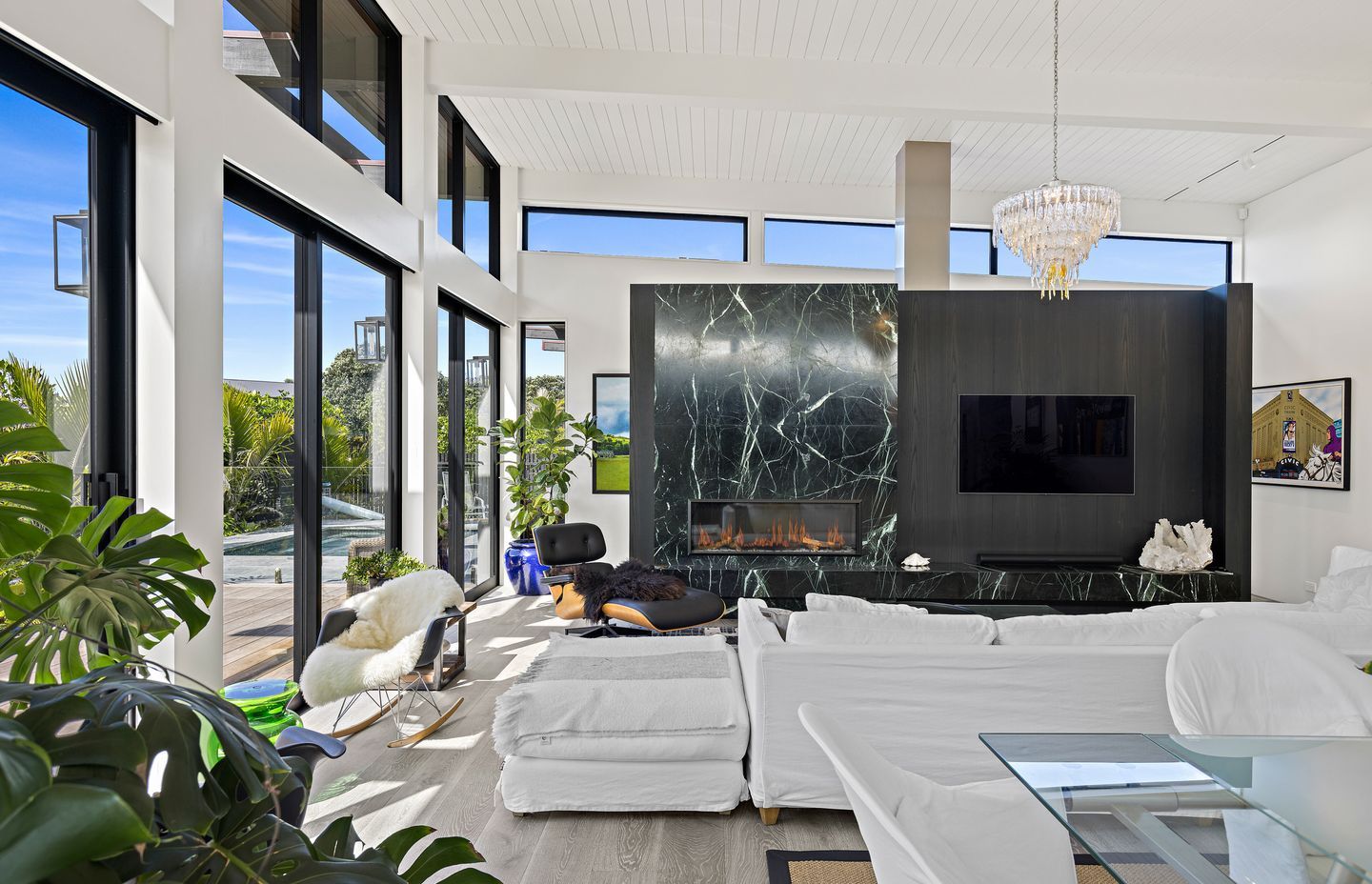 Stunning Viridian Green Marble surrounds the Escea DSC400 Fireplace.