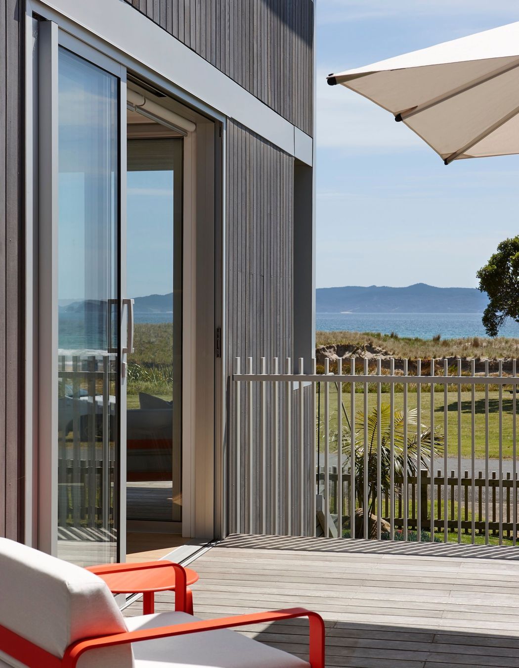 Slatted balustrades were chosen instead of glass. “It just has a nice vertical play,” says Eva. Adds Kate: “When you have glass by the ocean, you get sea salt on it the entire time and you’re constantly trying to clean it.”