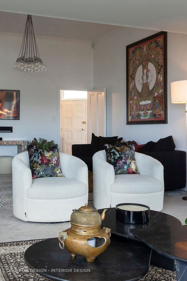 The project focused on creating beautifully
cohesive living spaces, seamlessly blending cherished art, modern furniture and the architectural features of the classic home.