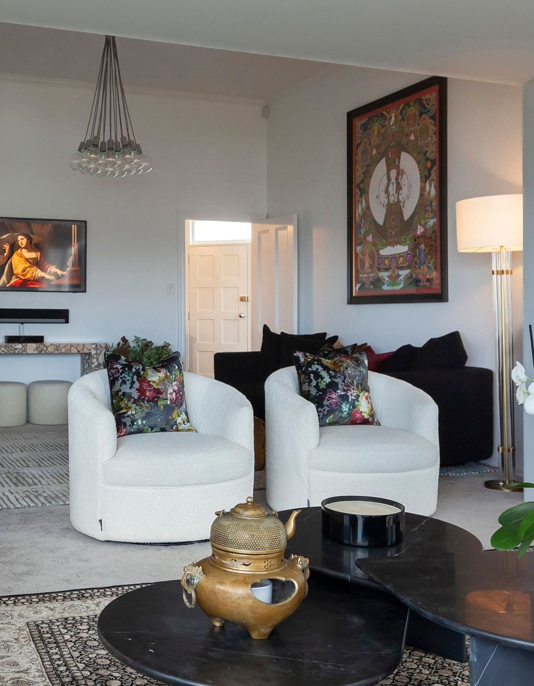 The project focused on creating beautifully
cohesive living spaces, seamlessly blending cherished art, modern furniture and the architectural features of the classic home.