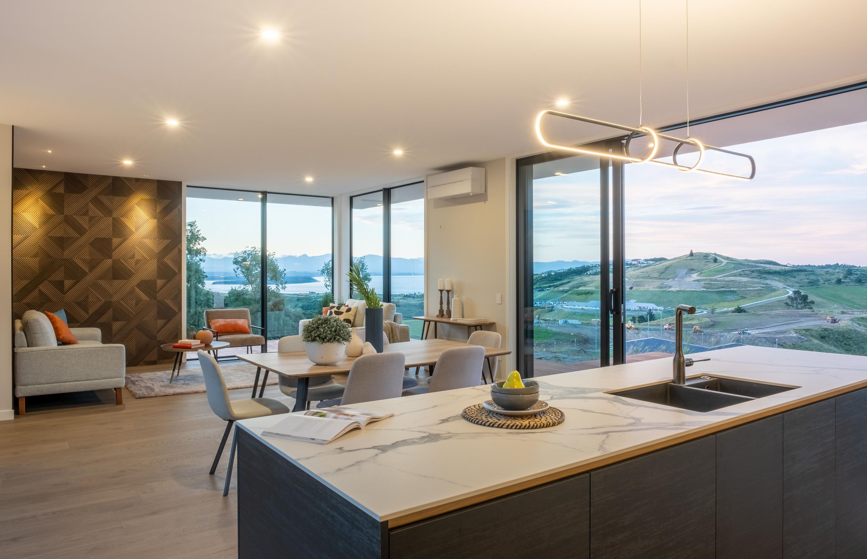 Inside, extensive glazing allows indoor-outdoor flow, and for the vista to be enjoyed.