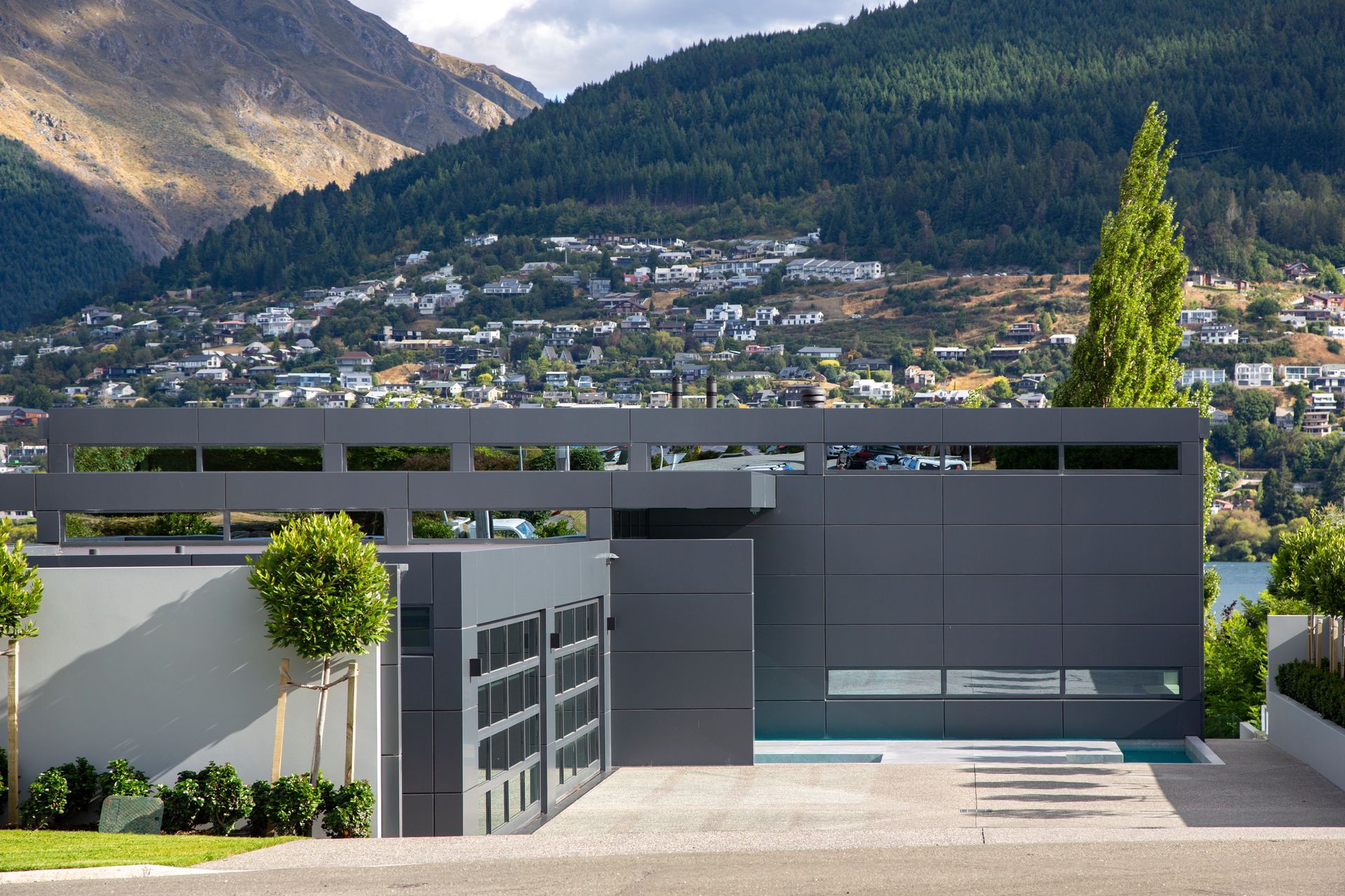 Arriving from the street or lake, a sense of intrigue is immediate. Behind the boundary walls, layers of rectangular, modernist shapes are revealed.