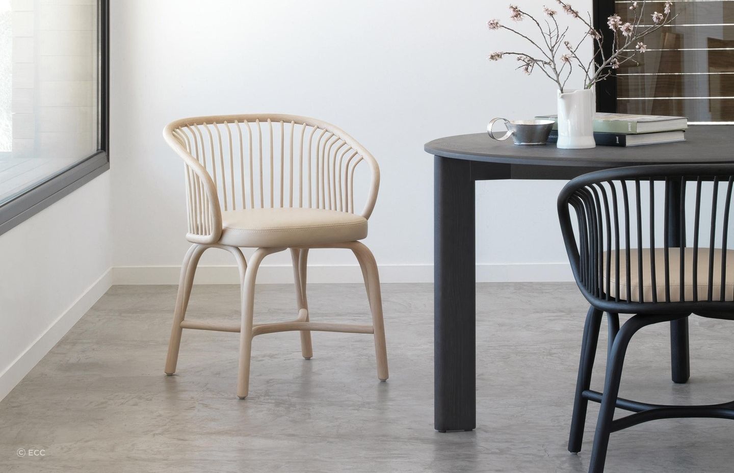 This Huma Chair by Expormim, features a flexible ribs in the curved backrest and an upholstered seat.