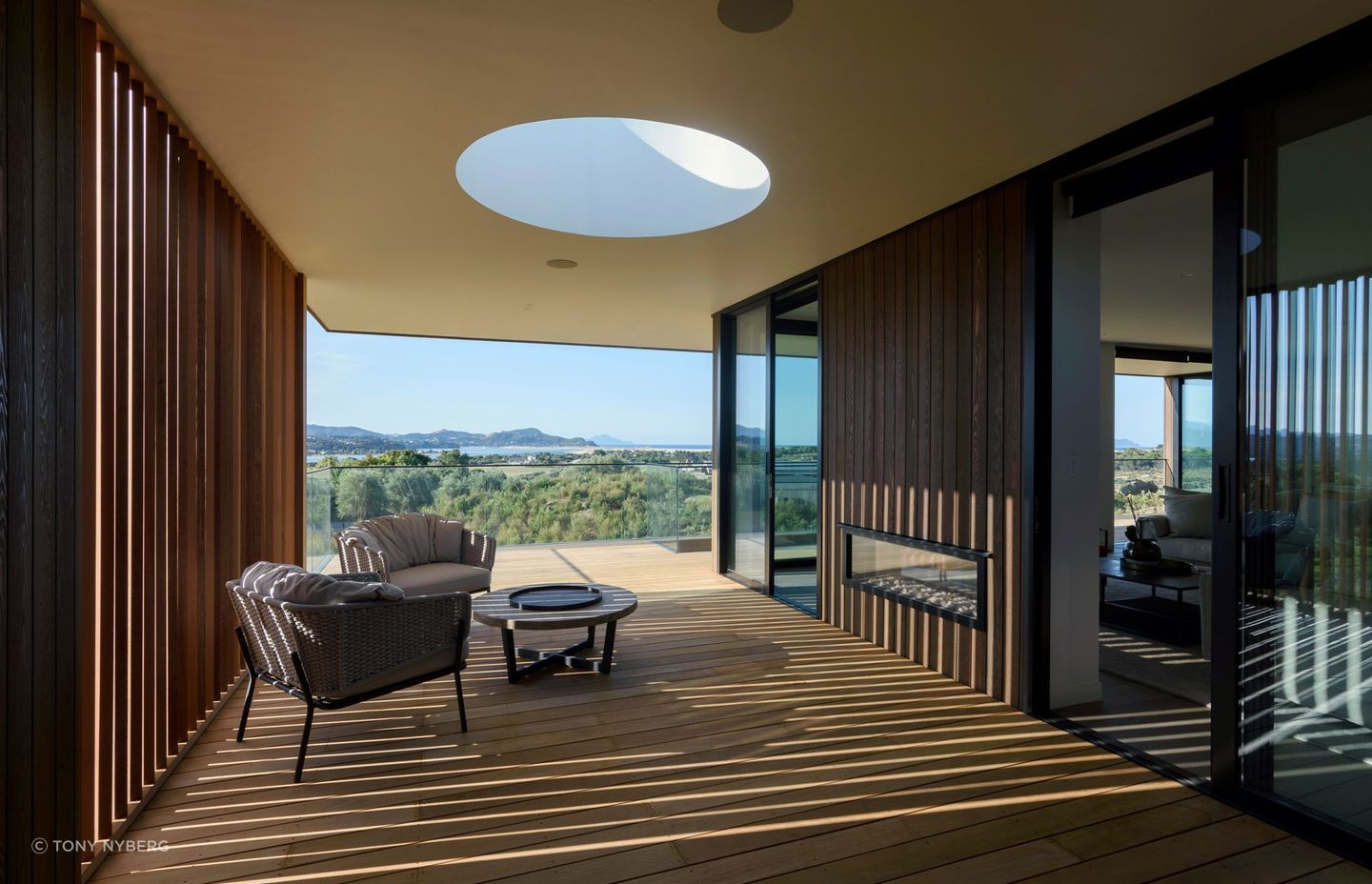 A skylight above the western deck draws light into the area while cedar fins create changing patterns throughout the day.